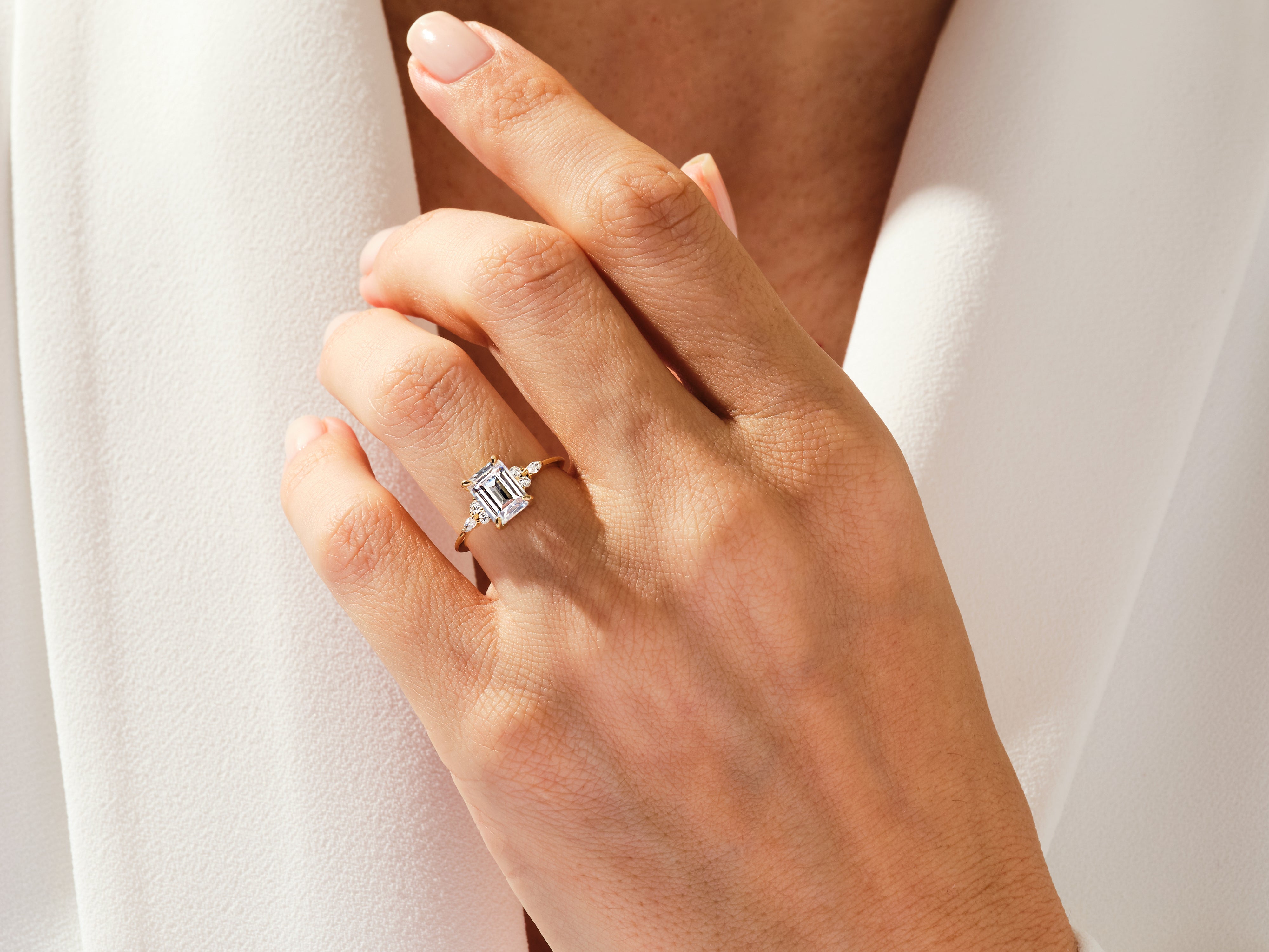 Labordiamant Verlobungsring im Smaragdschliff mit Cluster-Akzent (2.00 CT)