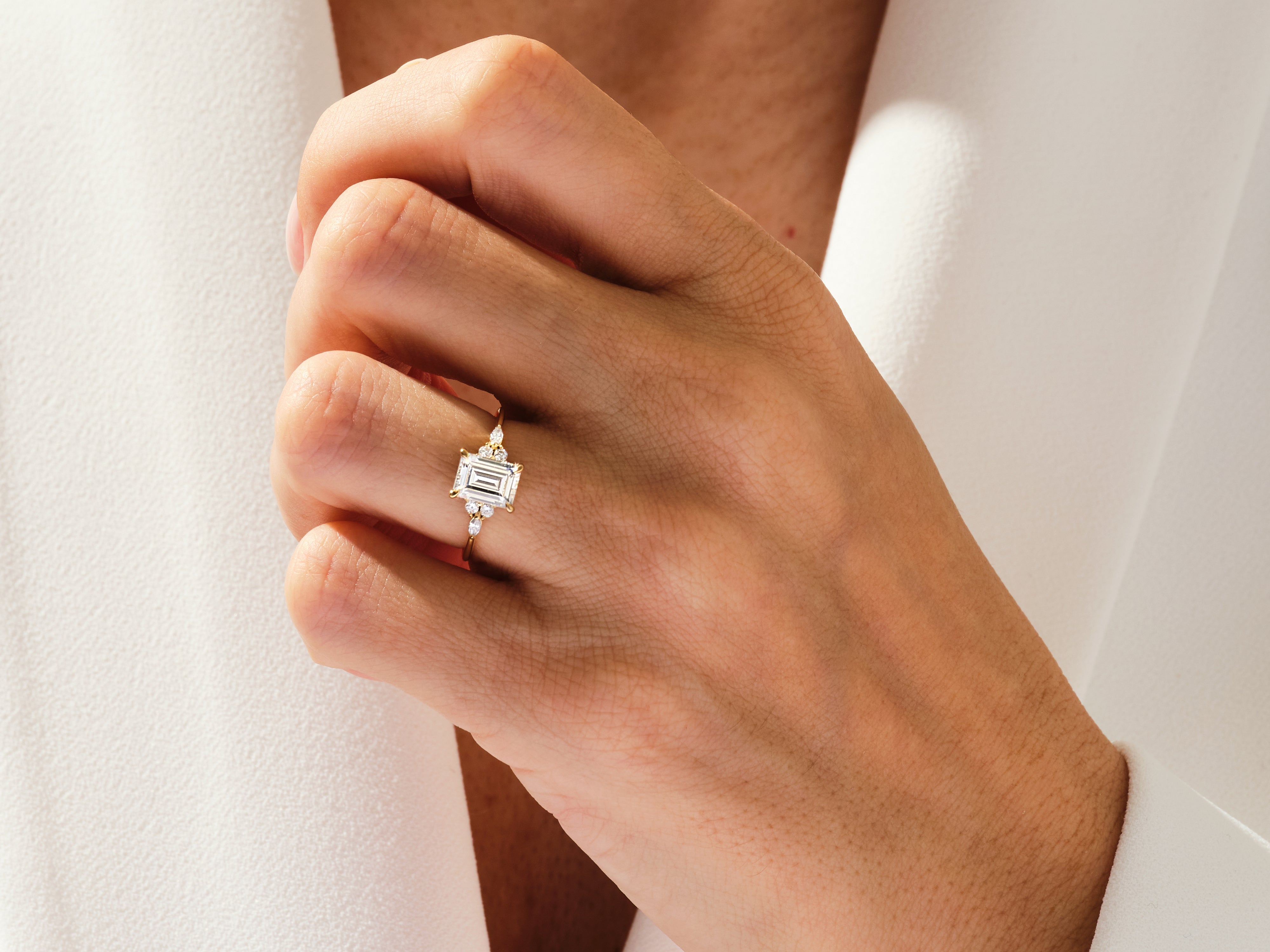 Moissanit Verlobungsring im Smaragdschliff mit Cluster-Akzent (2.00 CT)