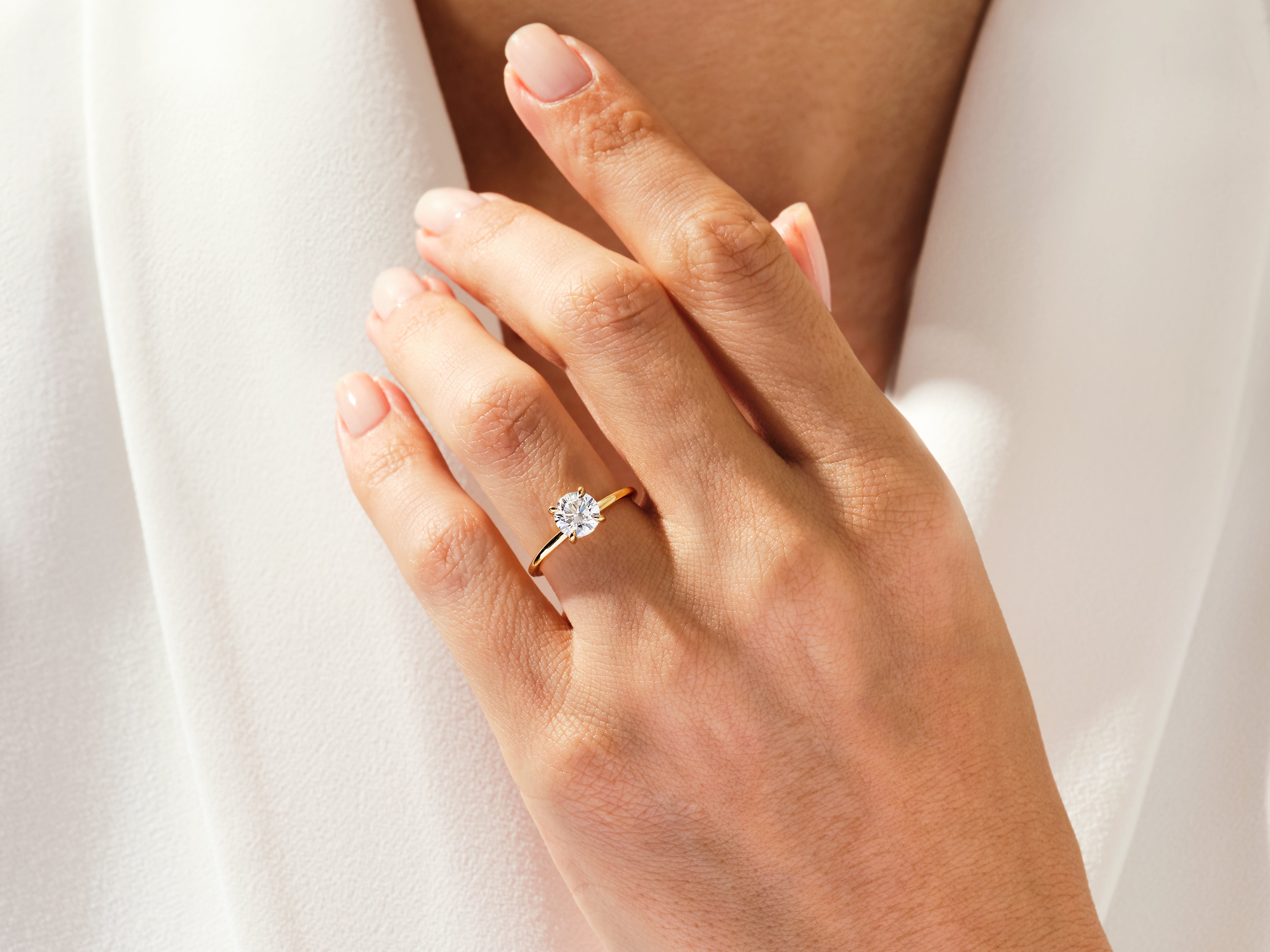 Moissanit Verlobungsring im Rundschliff und verborgenem Halo (1.00 CT)