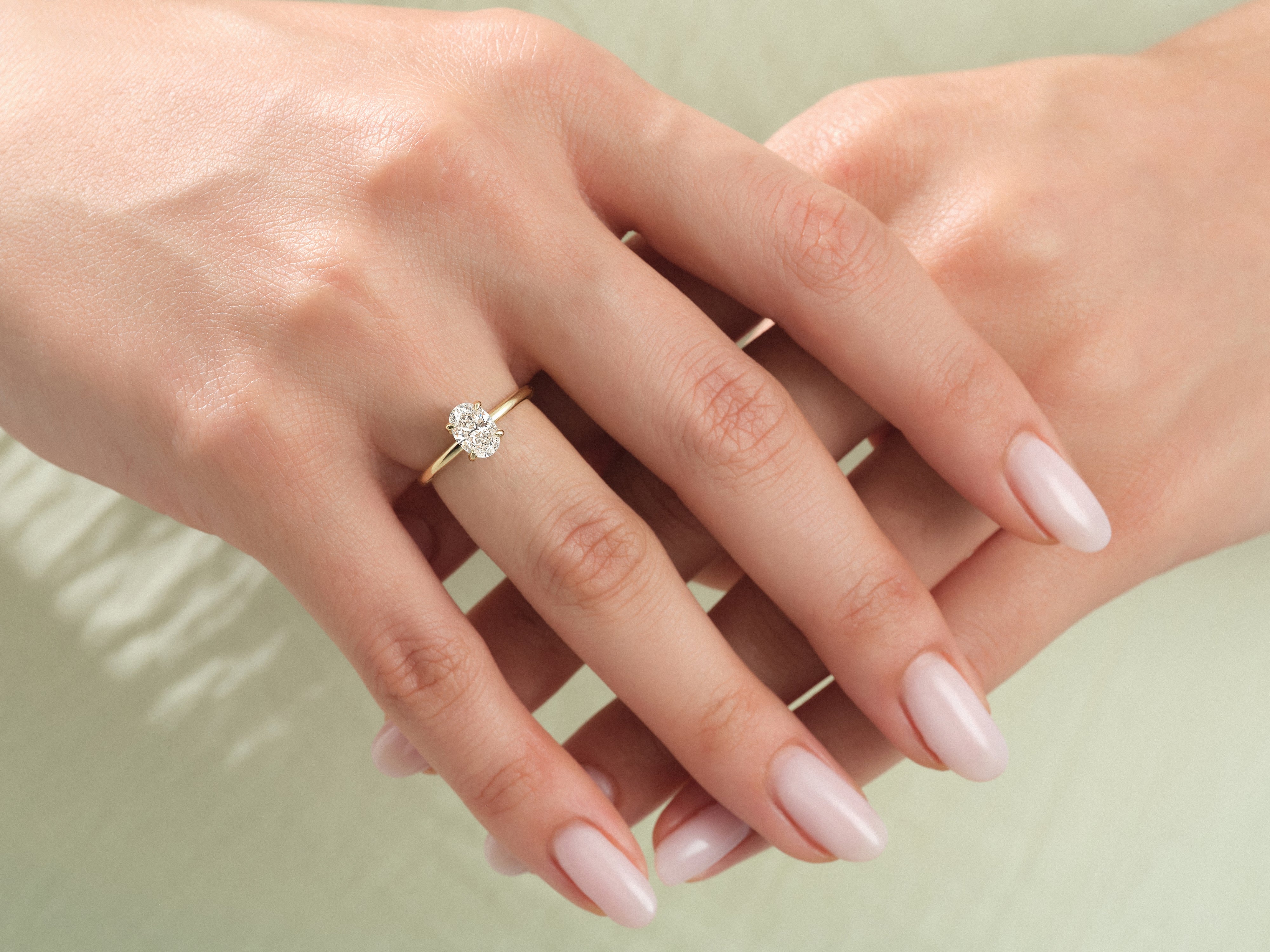 Moissanit Verlobungsring im Ovalschliff und verborgenem Halo (1.00 CT)