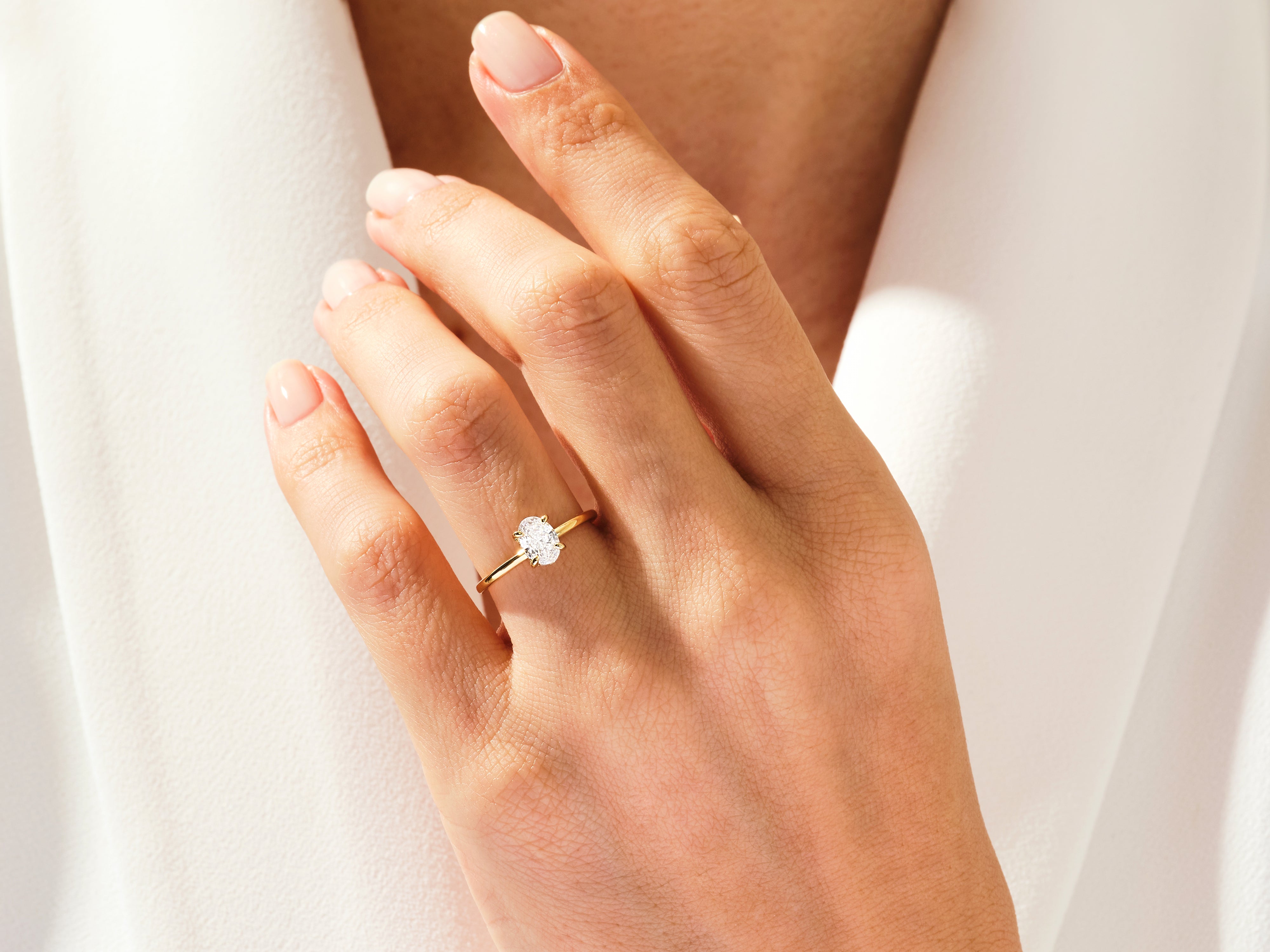 Moissanit Verlobungsring im Ovalschliff und verborgenem Halo (1.00 CT)