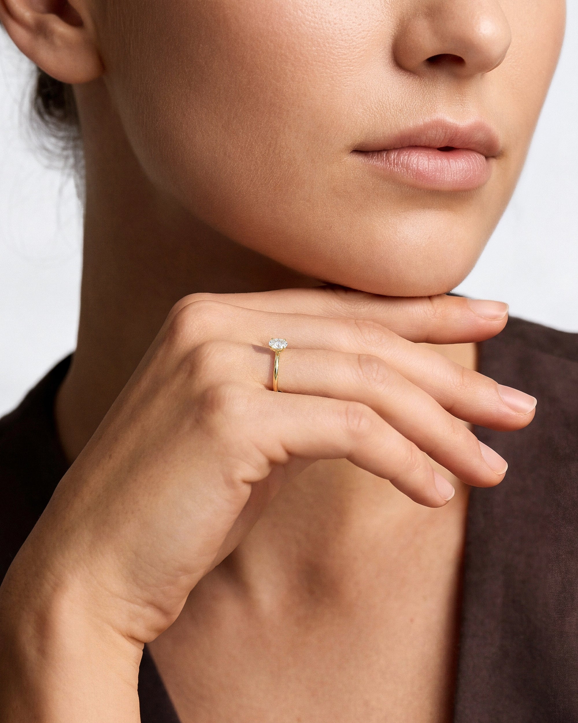 Moissanit Verlobungsring im Ovalschliff und verborgenem Halo (1,00 CT)
