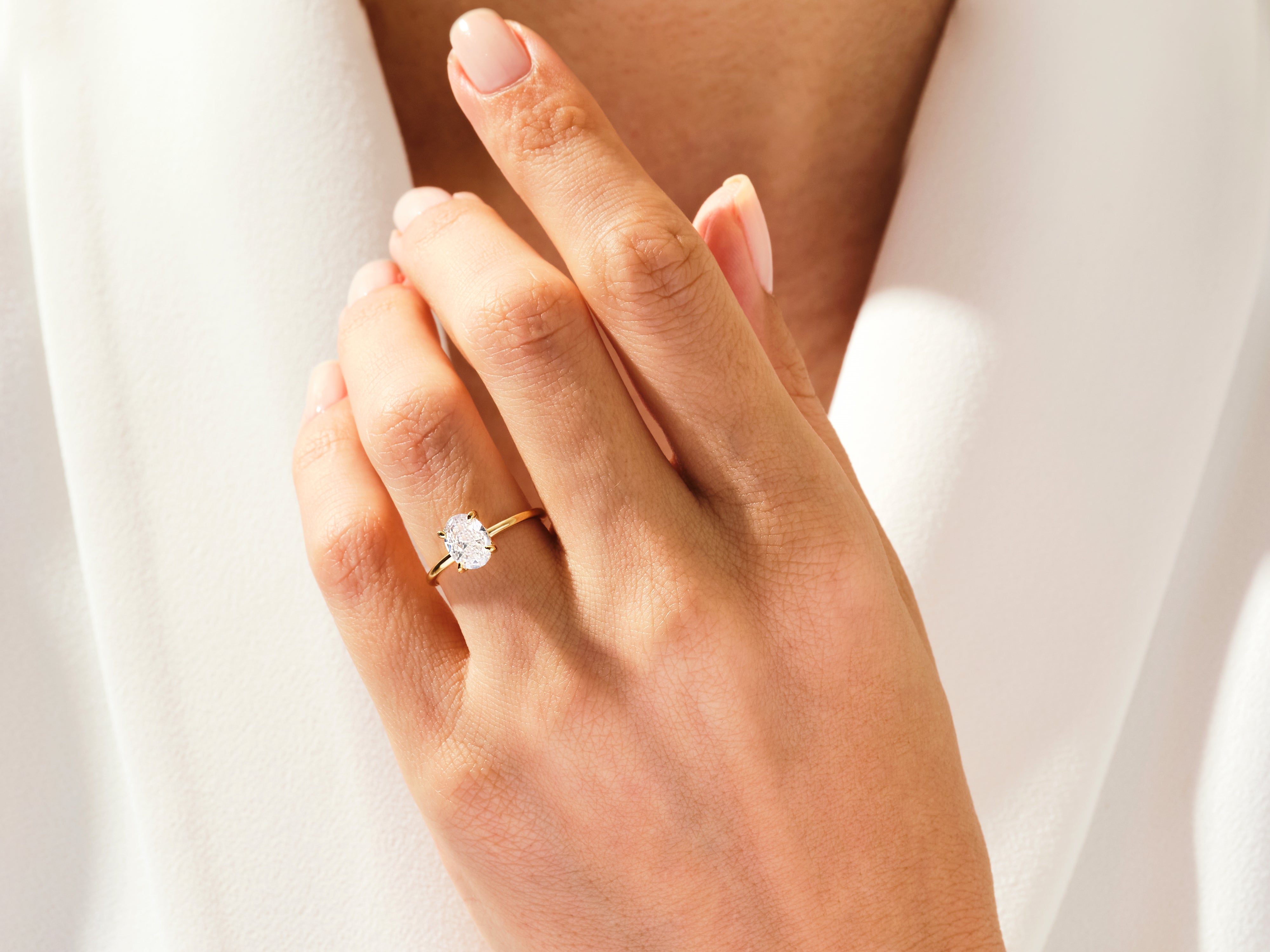 Moissanit Verlobungsring im Ovalschliff und verborgenem Halo (1.50 CT)