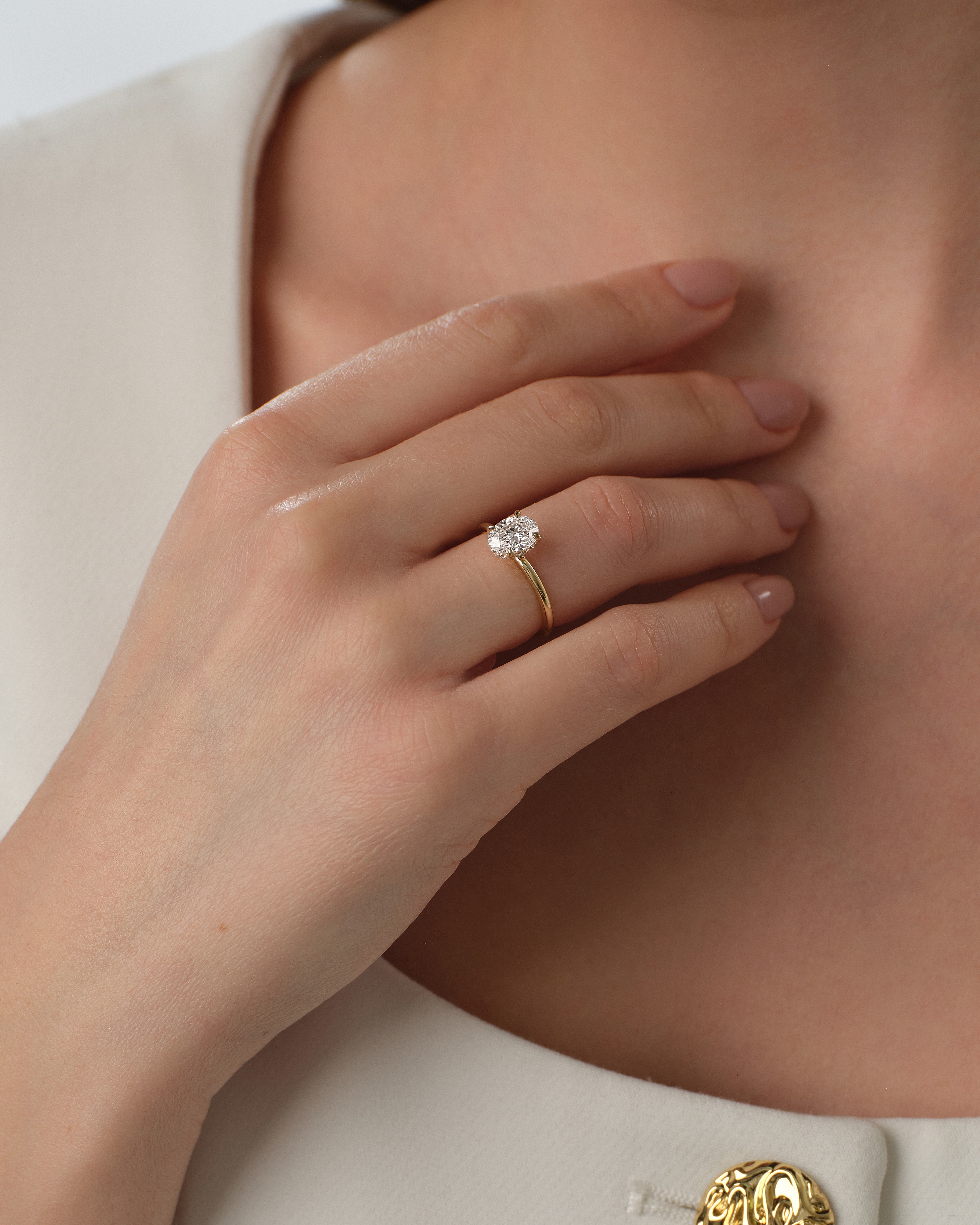 Moissanit Verlobungsring im Ovalschliff und verborgenem Halo (1,50 CT)