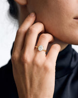 Moissanit Verlobungsring im Ovalschliff und verborgenem Halo (2,00 CT)