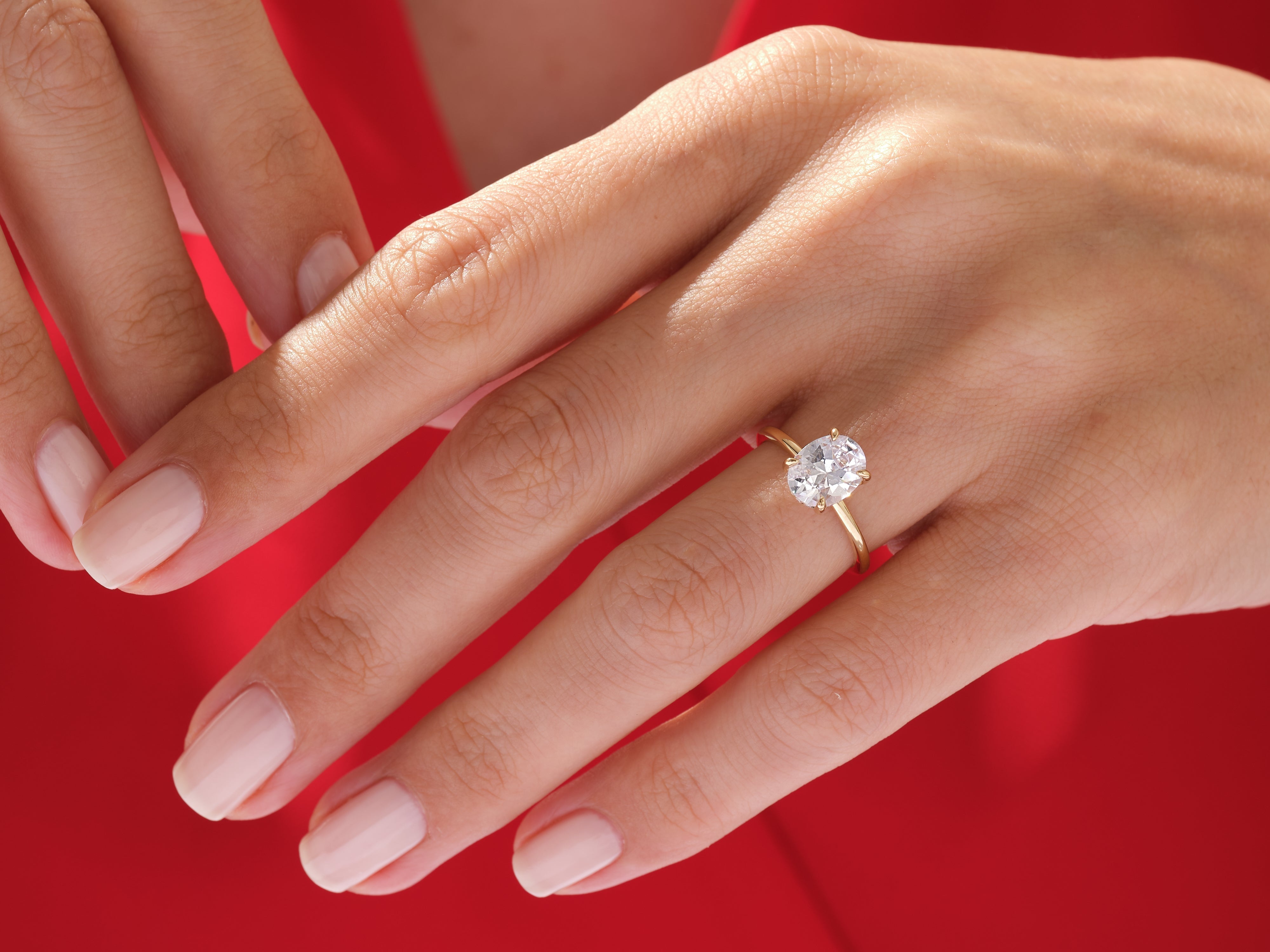 Moissanit Verlobungsring im Ovalschliff und verborgenem Halo (2.00 CT)