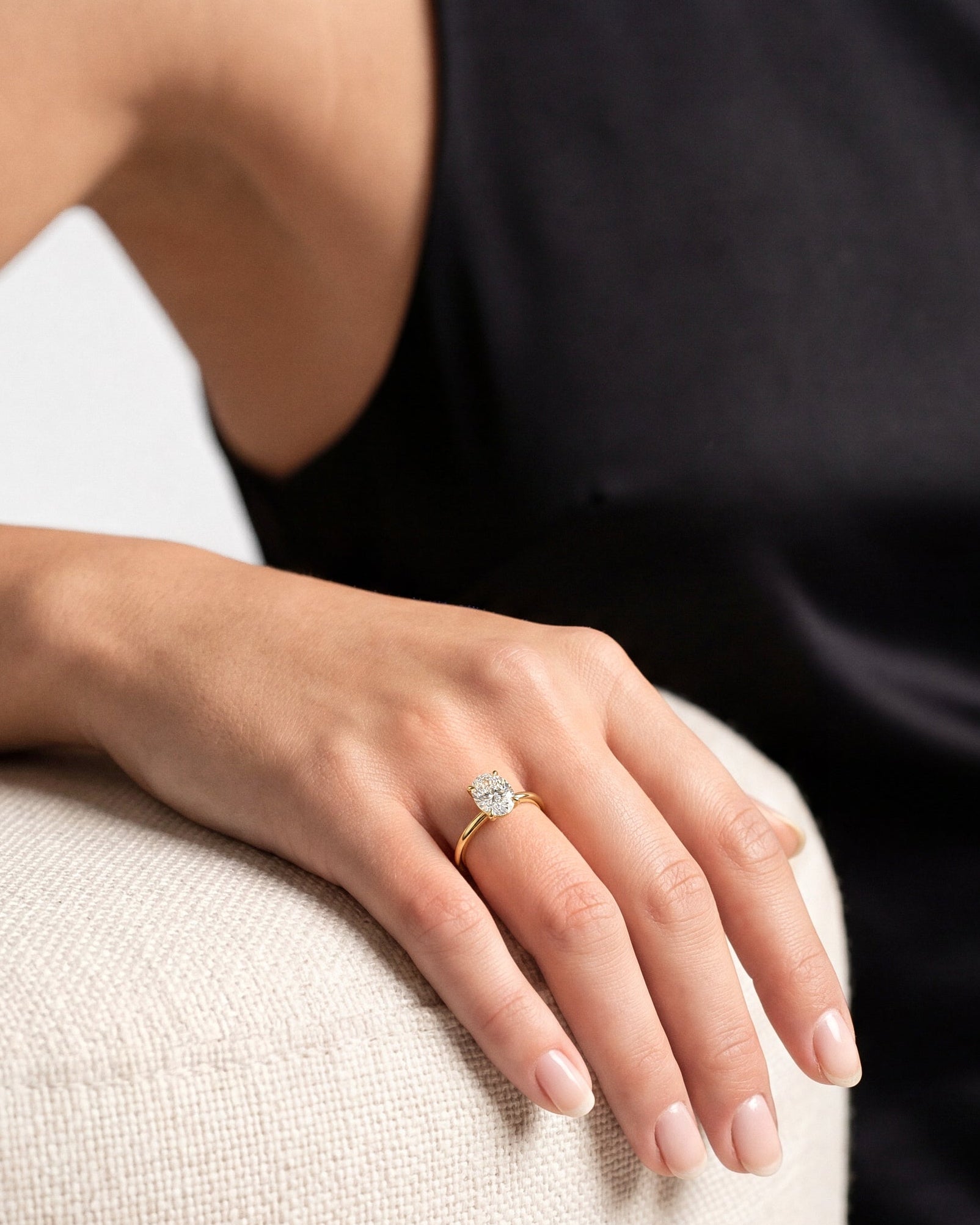 Moissanit Verlobungsring im Ovalschliff und verborgenem Halo (2,00 CT)