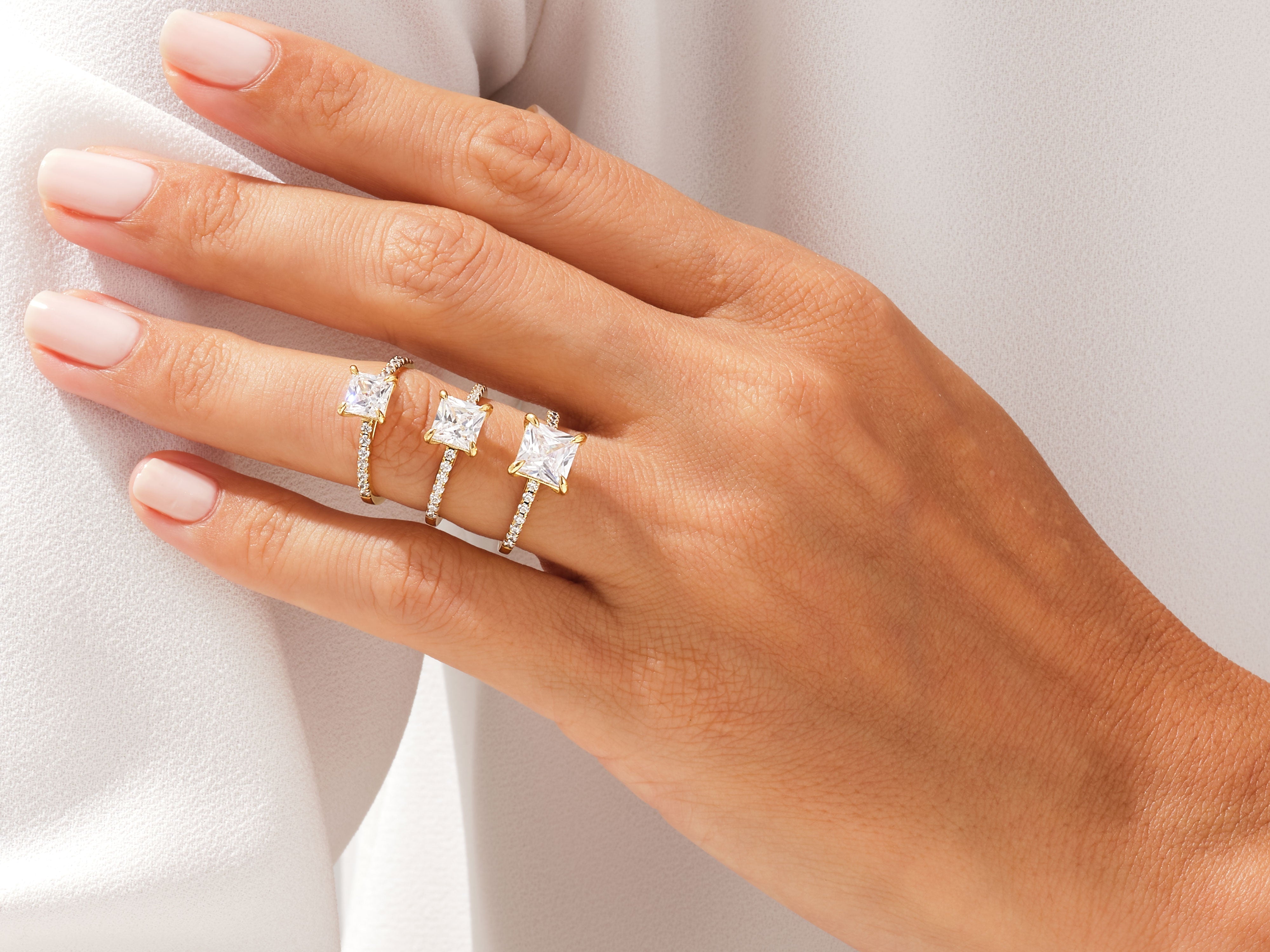 Moissanit Verlobungsring im Prinzessschliff mit Pave-Seitensteinen (1.00 CT)