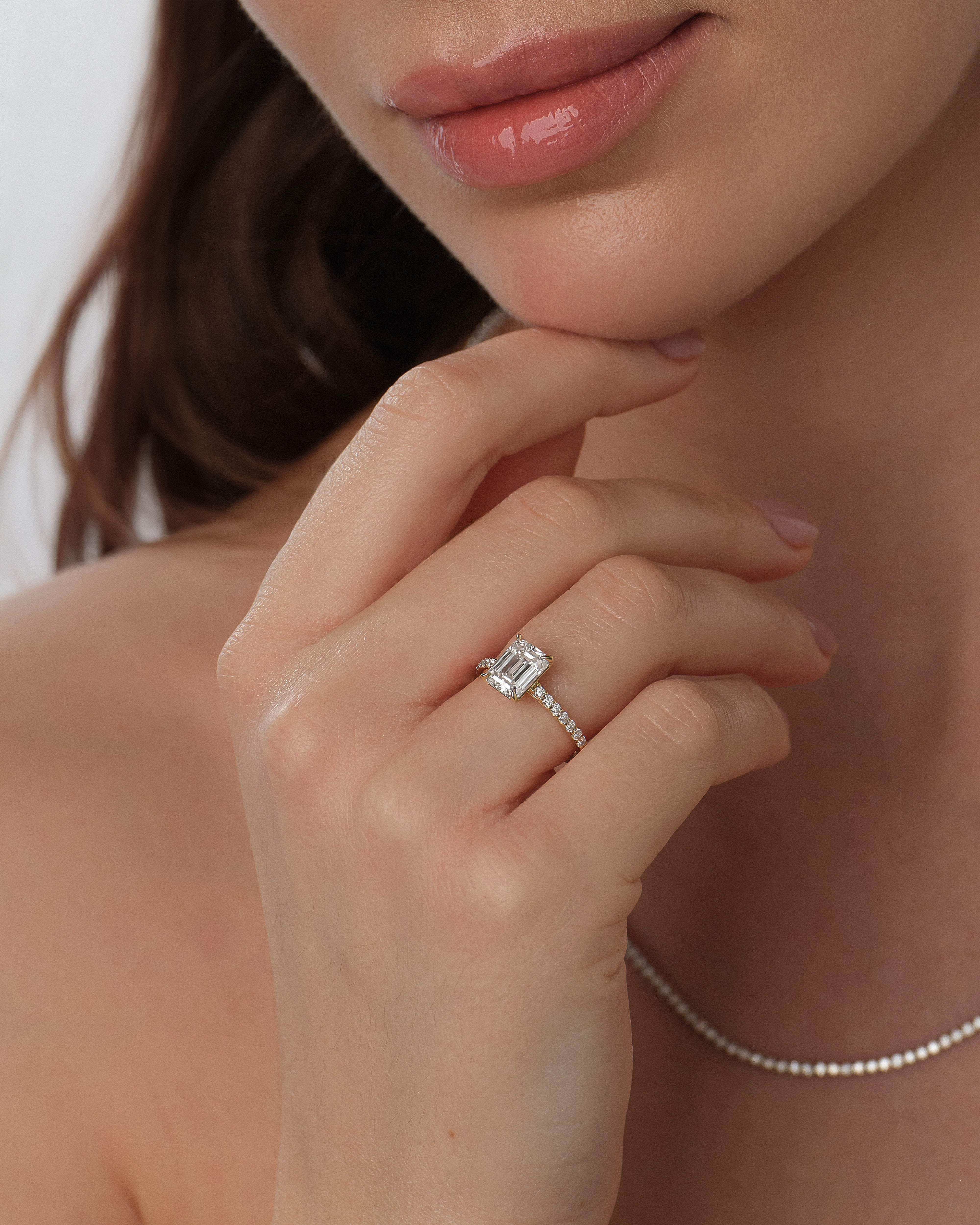 Moissanit Verlobungsring im Smaragdschliff mit Pave-Seitensteinen (1,50 CT)