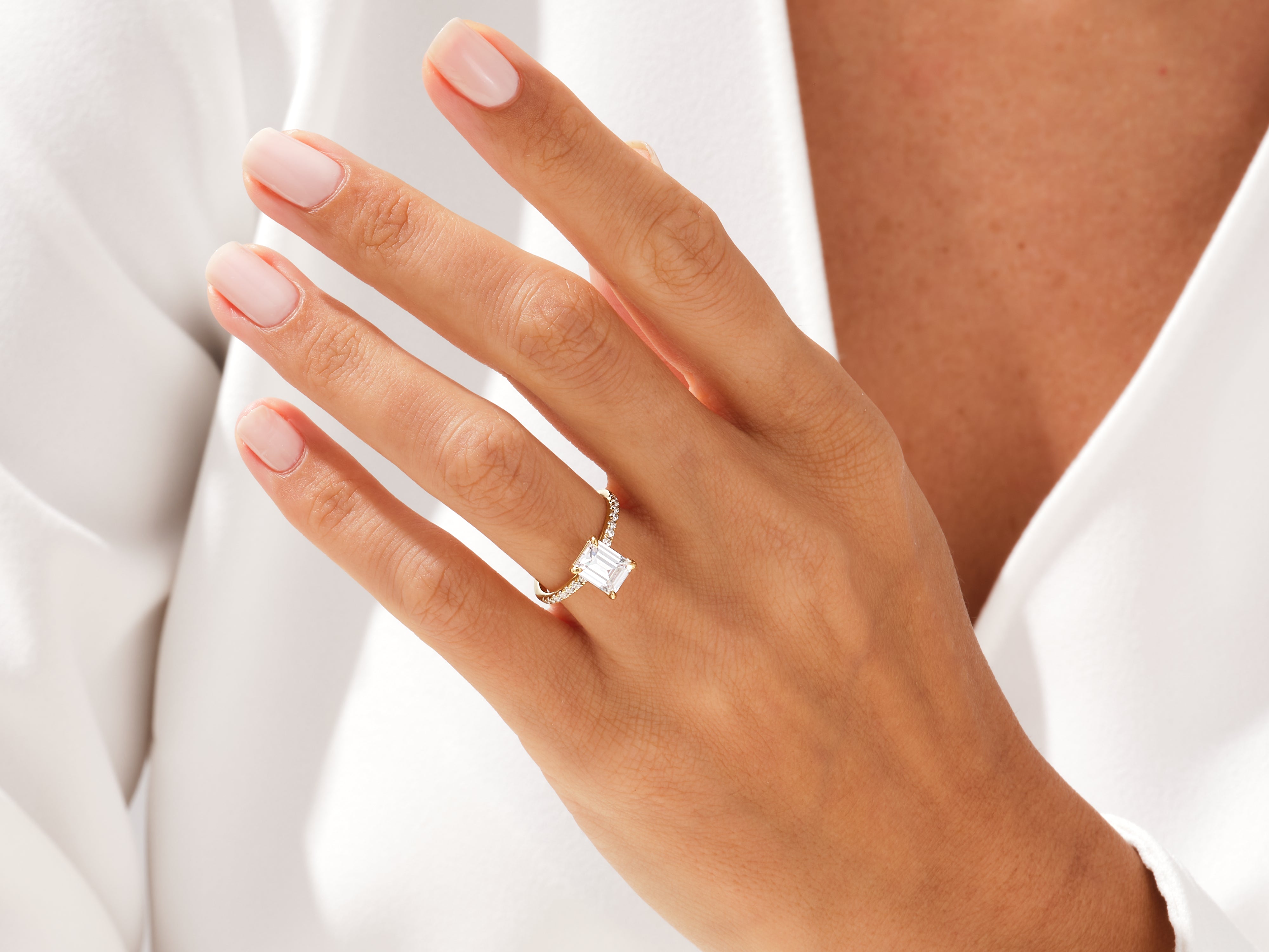 Moissanit Verlobungsring im Smaragdschliff mit Pave-Seitensteinen (1.50 CT)