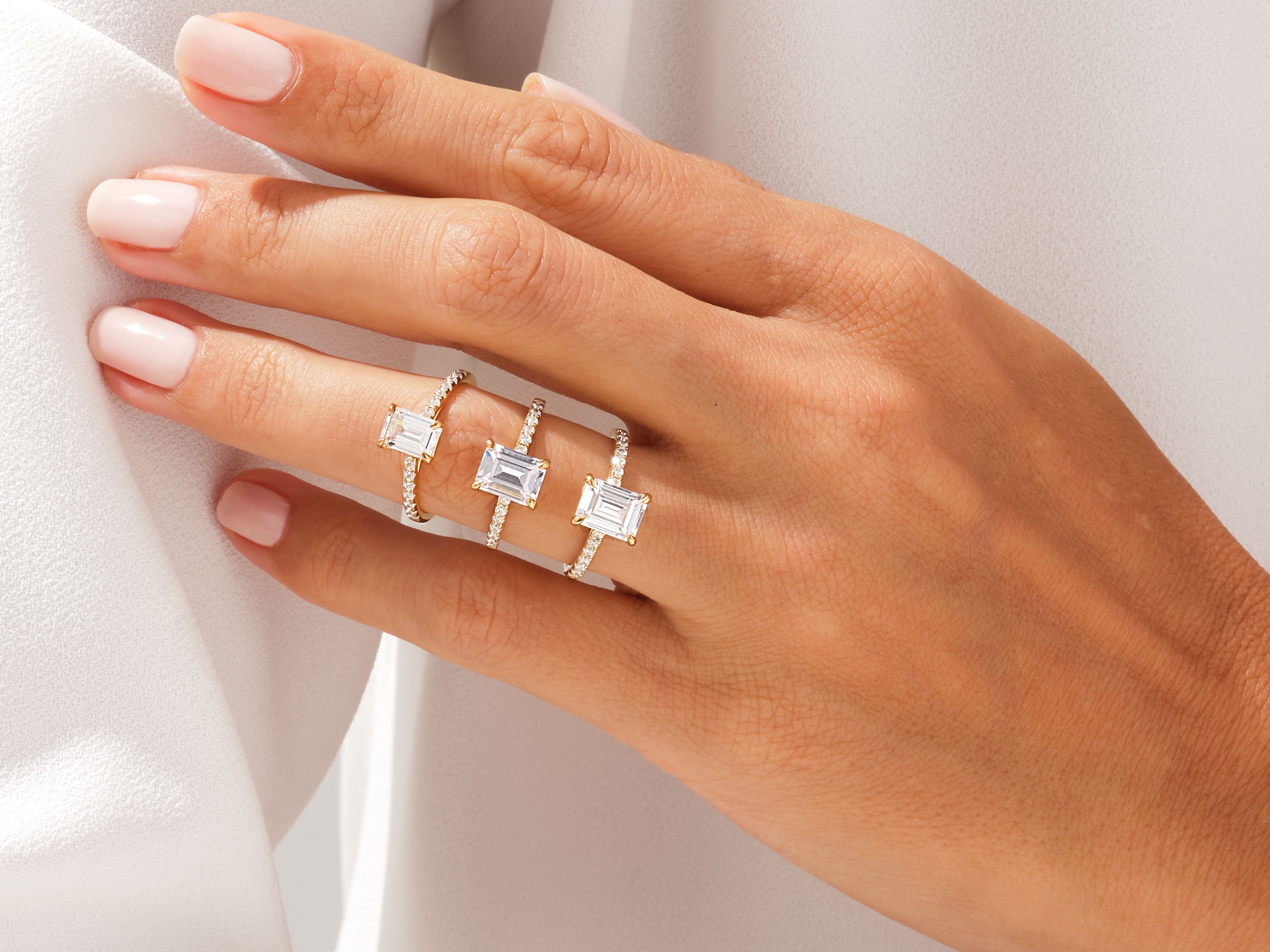 Moissanit Verlobungsring im Smaragdschliff mit Pave-Seitensteinen (2.00 CT)