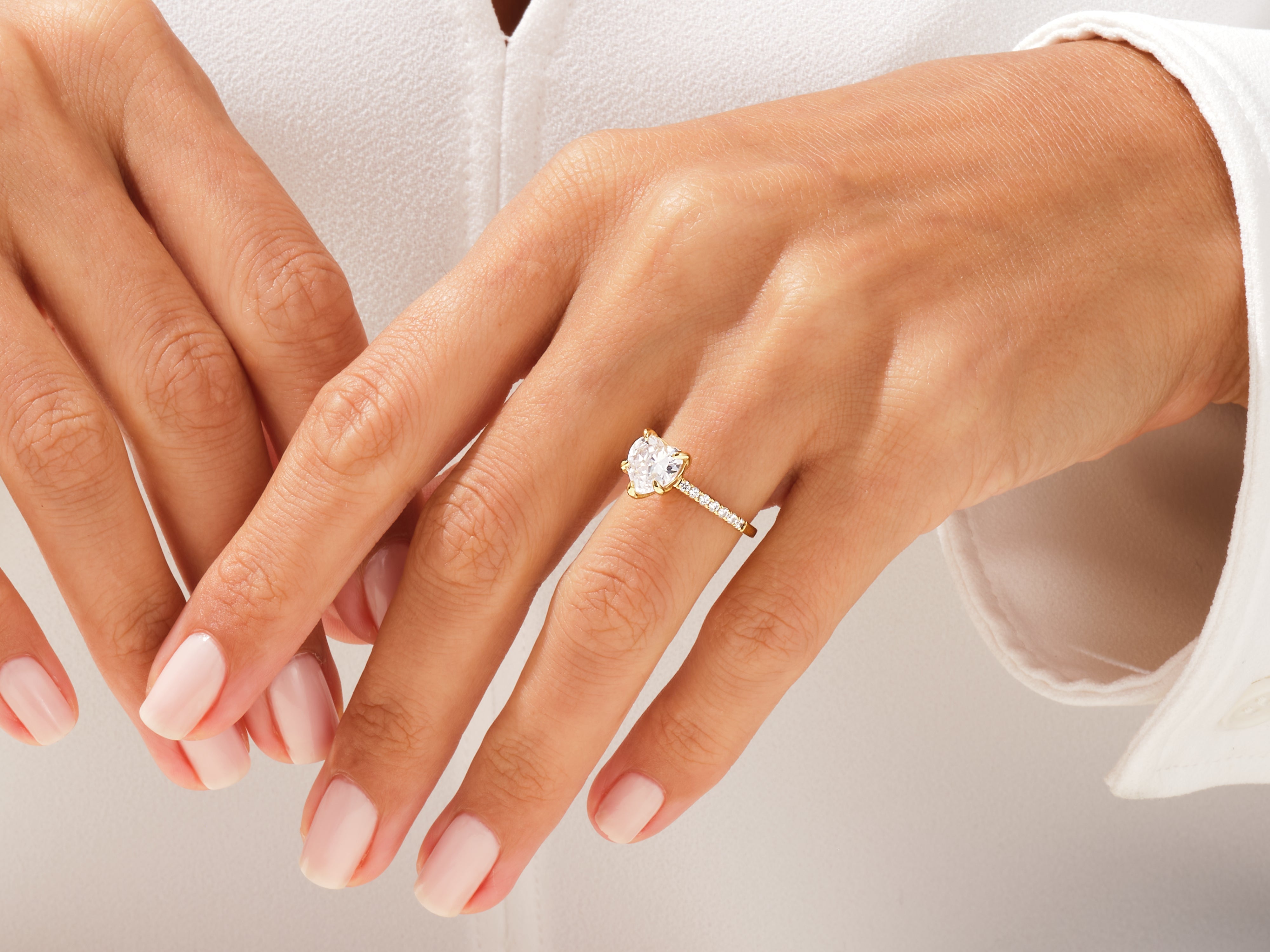 Moissanit Verlobungsring im Herzschliff mit Pave-Seitensteinen (2.00 CT)