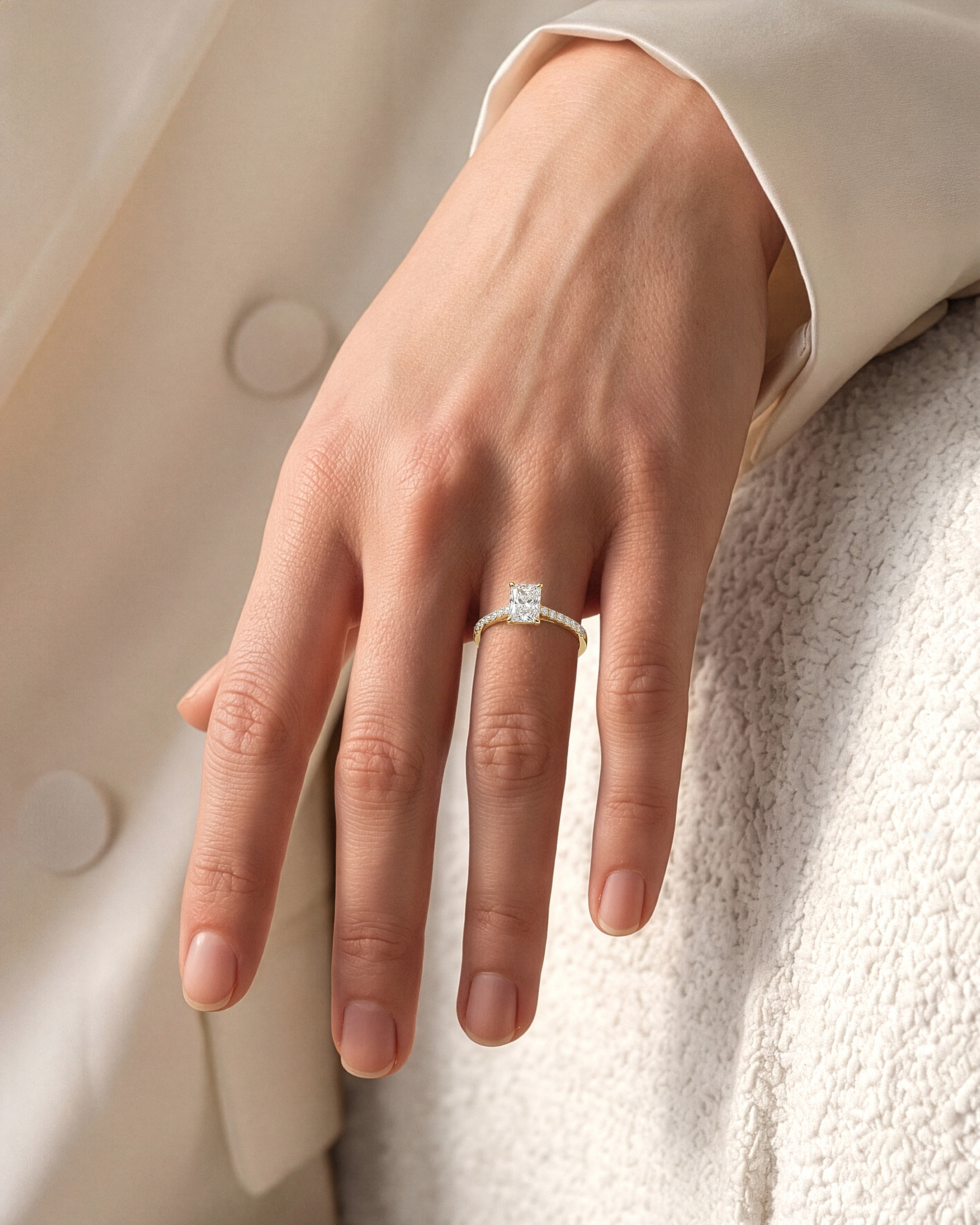 Moissanit Verlobungsring im Radiantschliff mit Pave-Seitensteinen (1,00 CT)