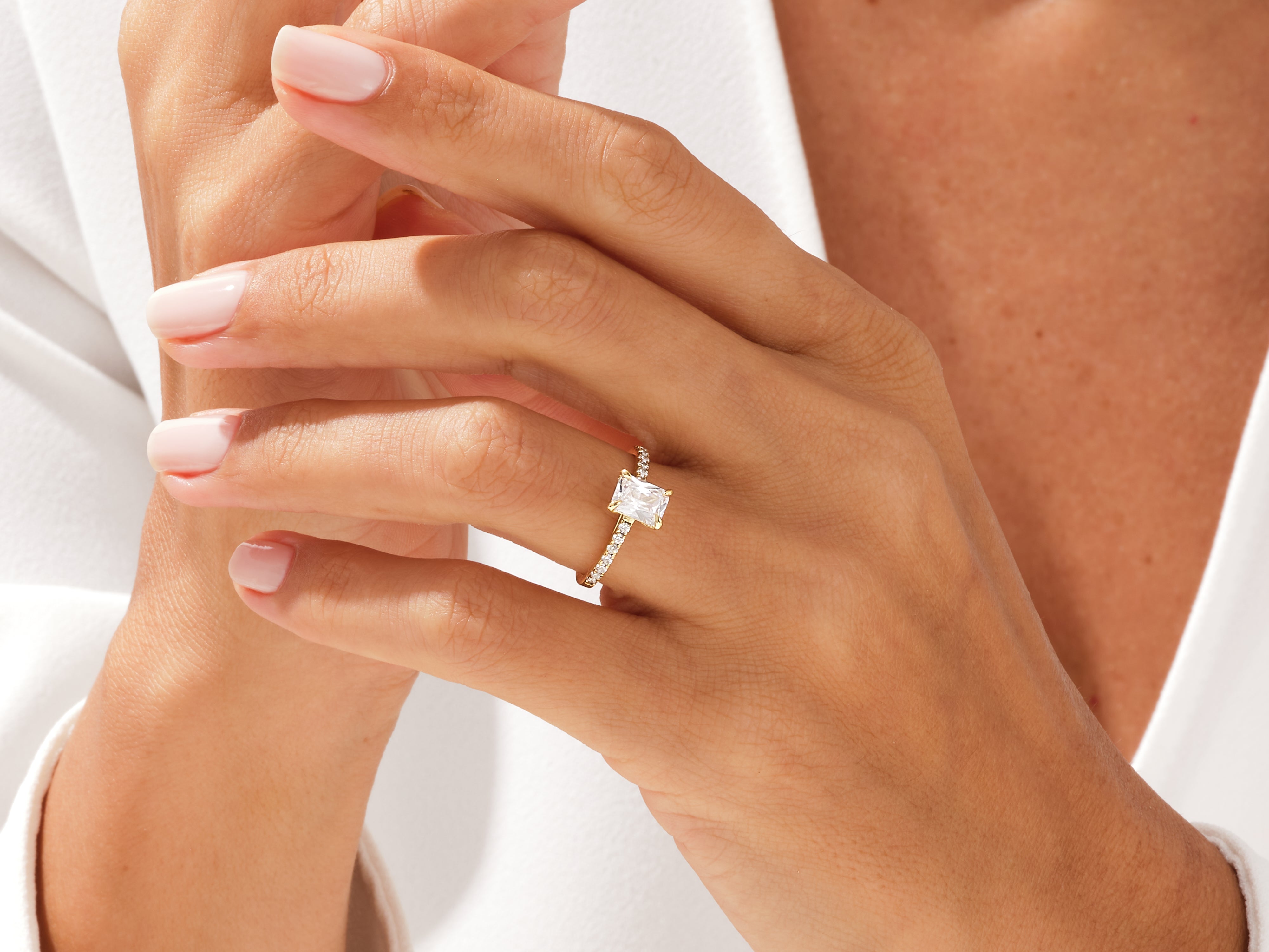 Moissanit Verlobungsring im Radiantschliff mit Pave-Seitensteinen (1.00 CT)