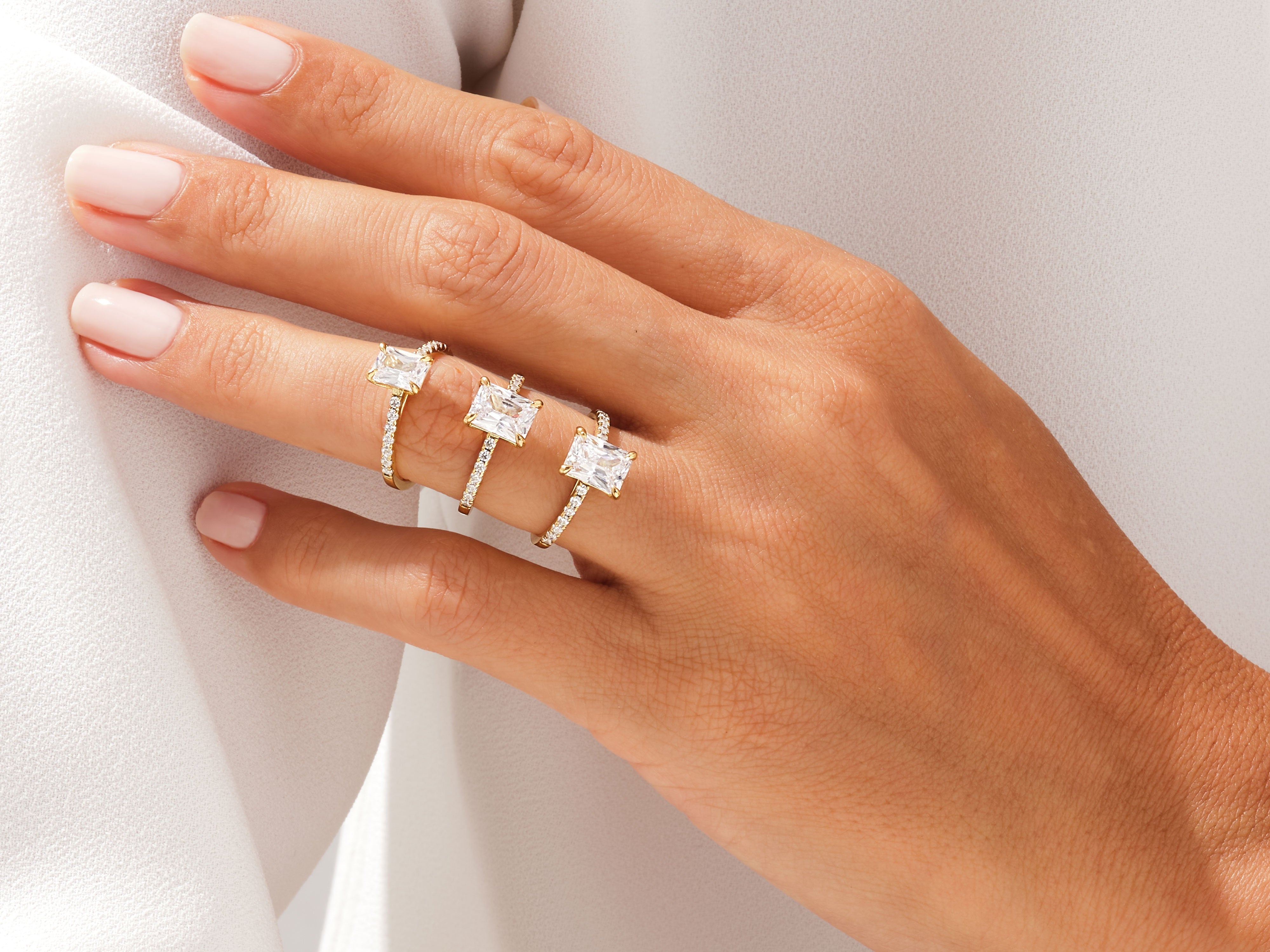 Moissanit Verlobungsring im Radiantschliff mit Pave-Seitensteinen (1.50 CT)