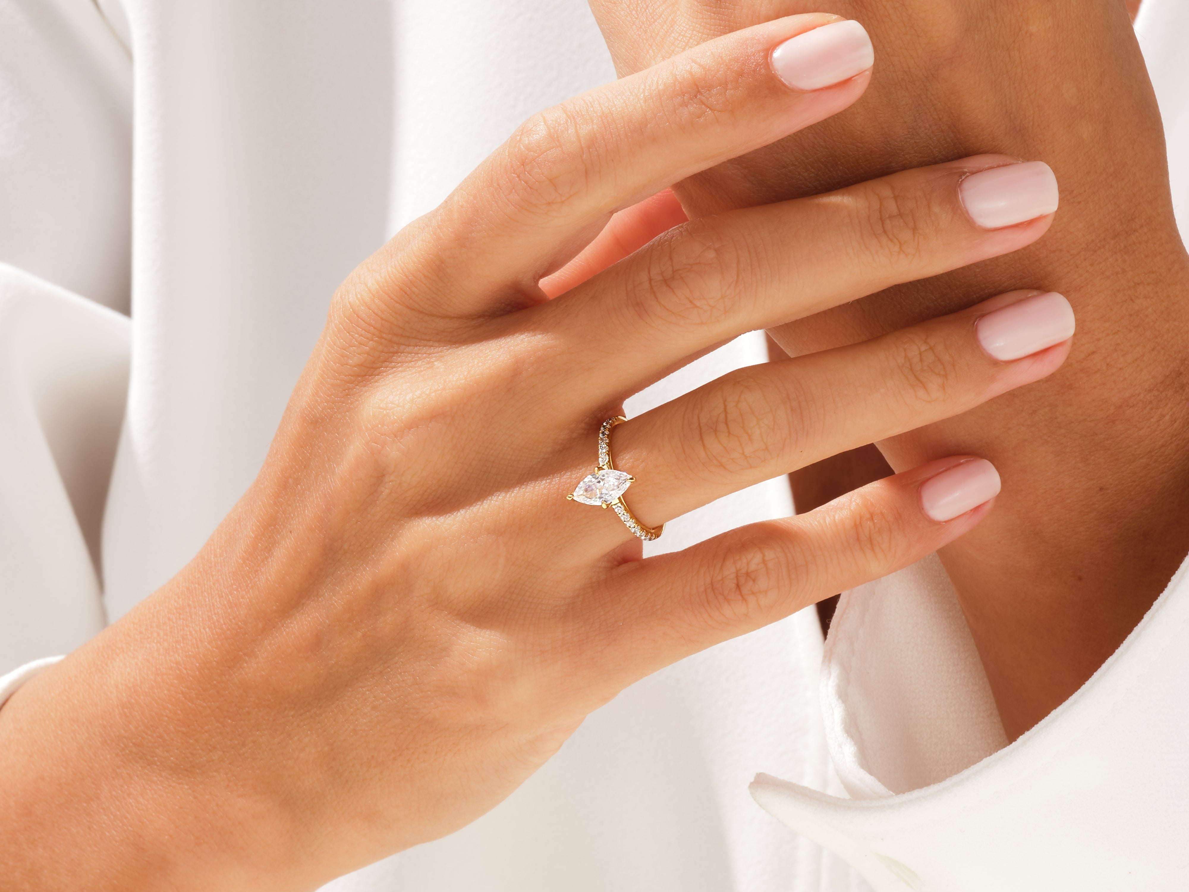 Labordiamant Verlobungsring im Marquiseschliff mit Pave-Seitensteinen (1.00 CT)