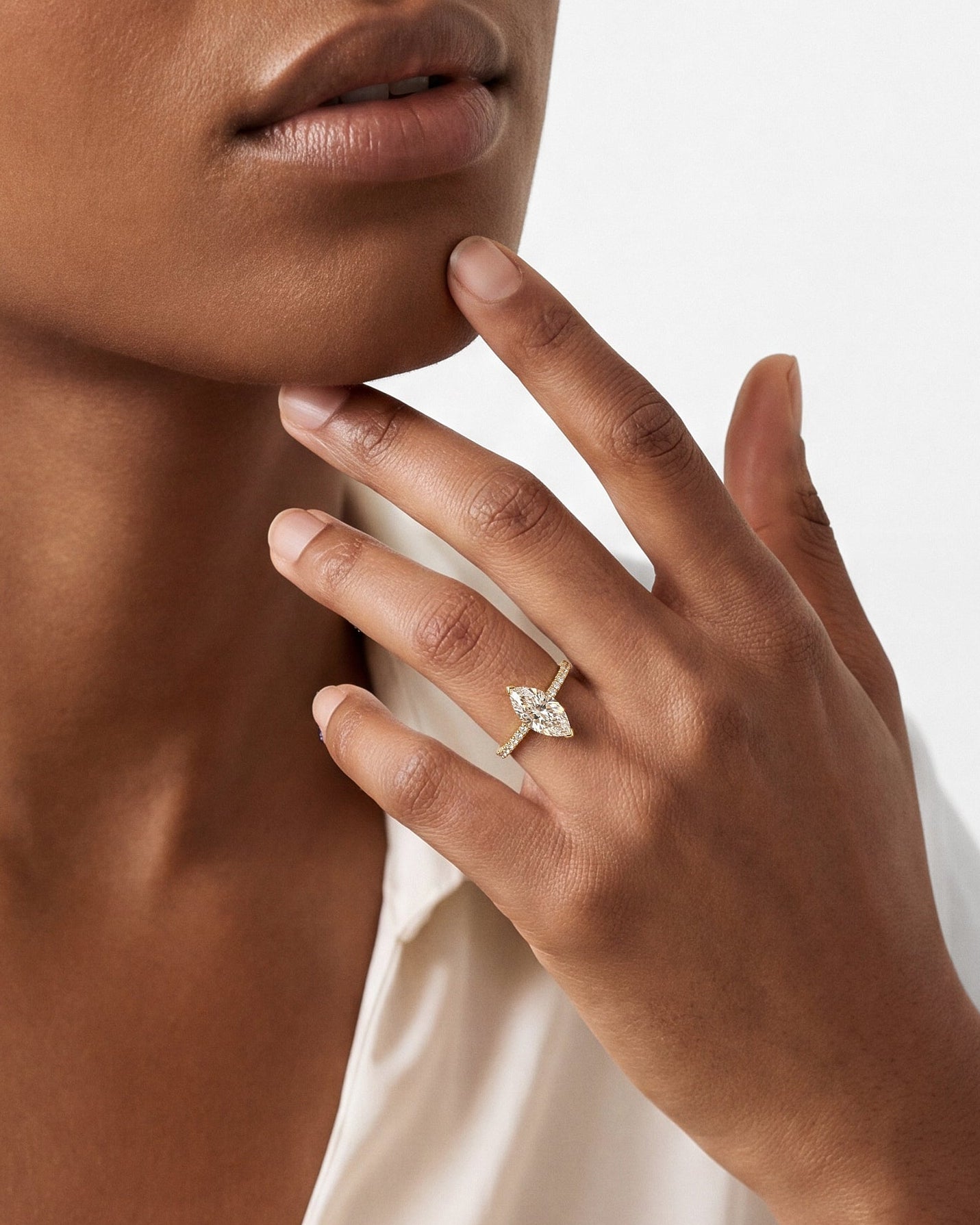 Moissanit Verlobungsring im Marquiseschliff mit Pave-Seitensteinen (2,00 CT)