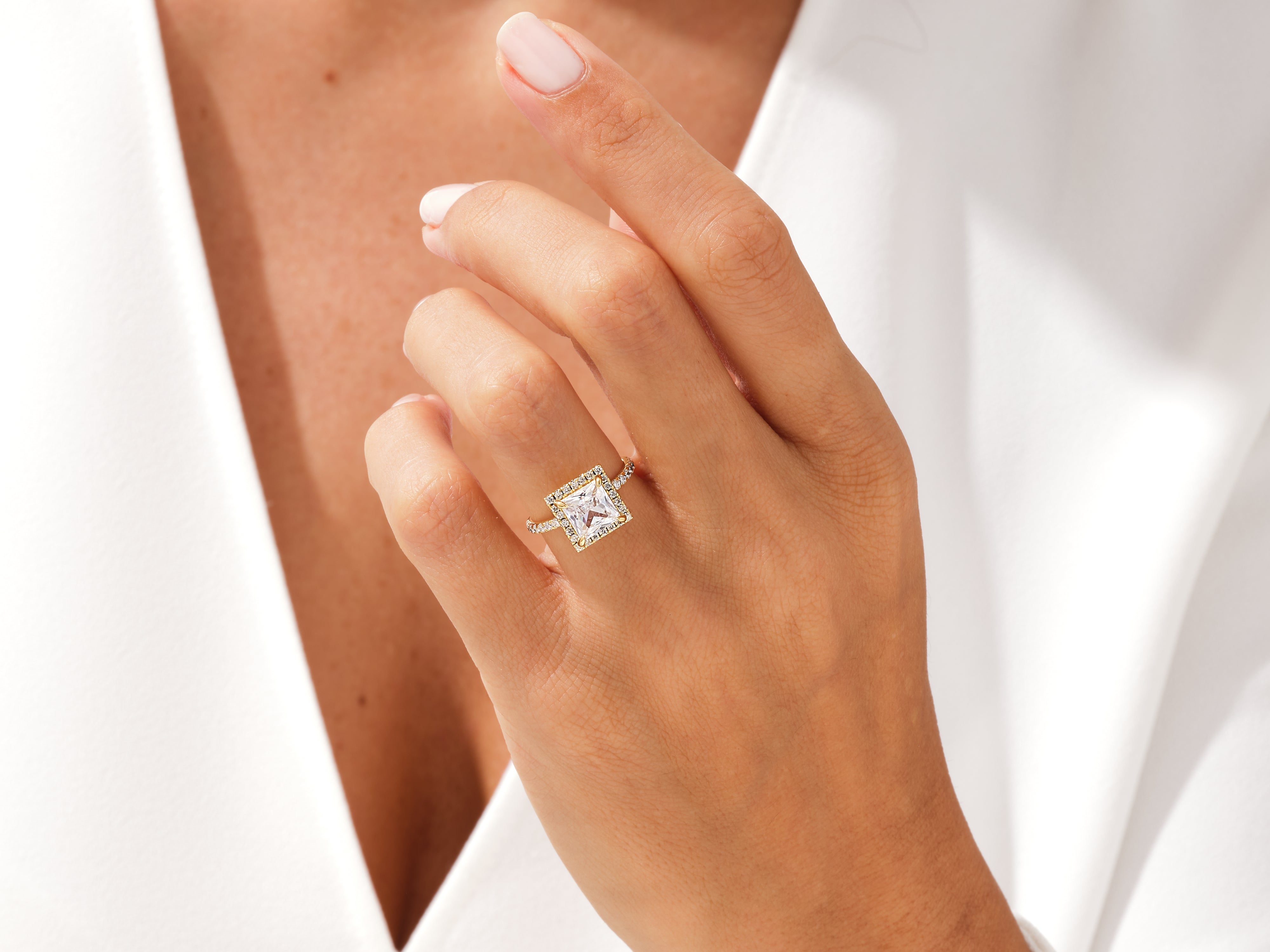 Labordiamant Verlobungsring im Prinzessschliff Halo mit Pave-Seitensteinen (1.50 CT)