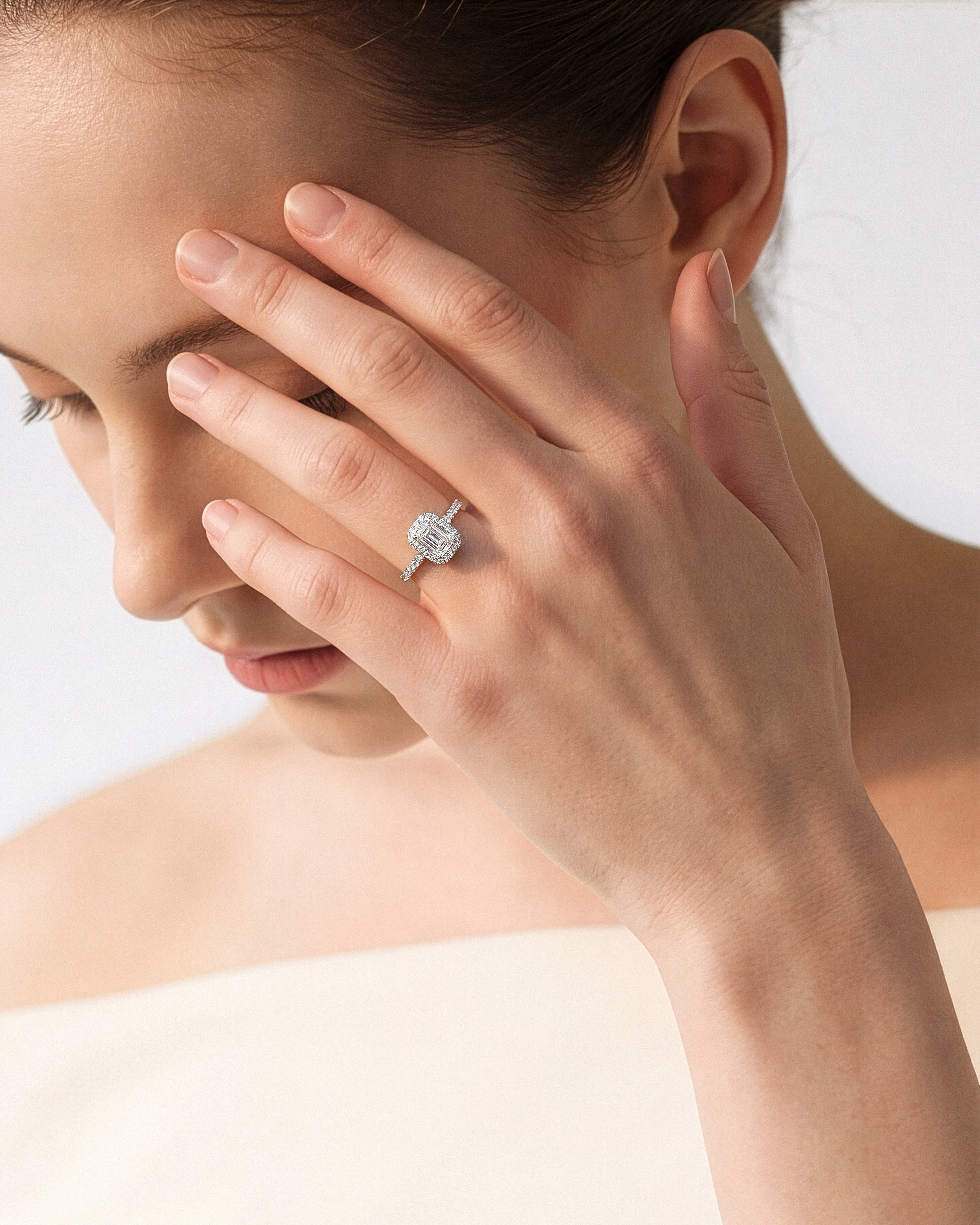 Moissanit Verlobungsring im Smaragdschliff Halo mit Pave-Seitensteinen (1,00 CT)