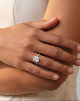 Moissanit Verlobungsring im Smaragdschliff Halo mit Pave-Seitensteinen (1,50 CT)