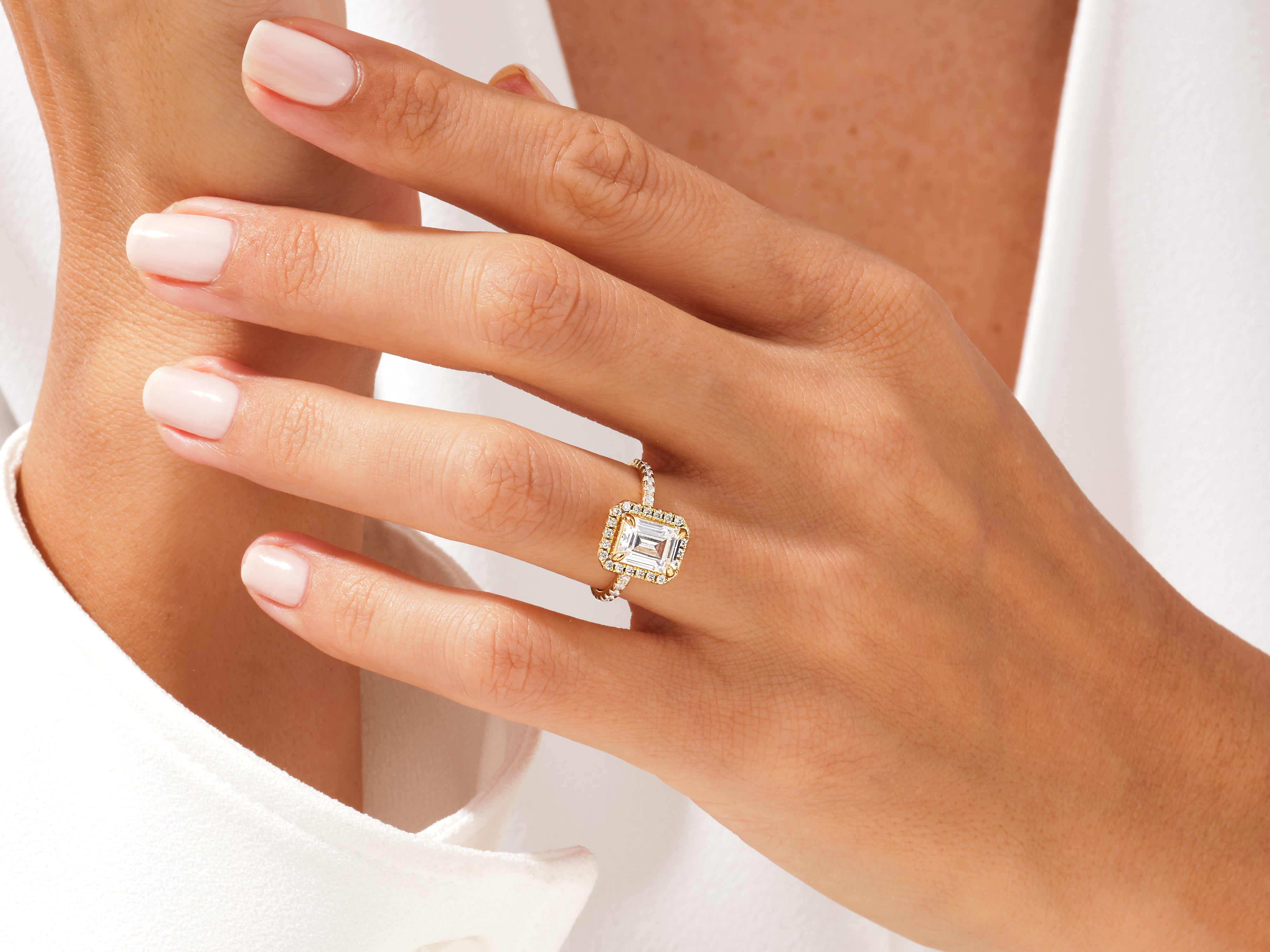 Moissanit Verlobungsring im Smaragdschliff Halo mit Pave-Seitensteinen (1.50 CT)