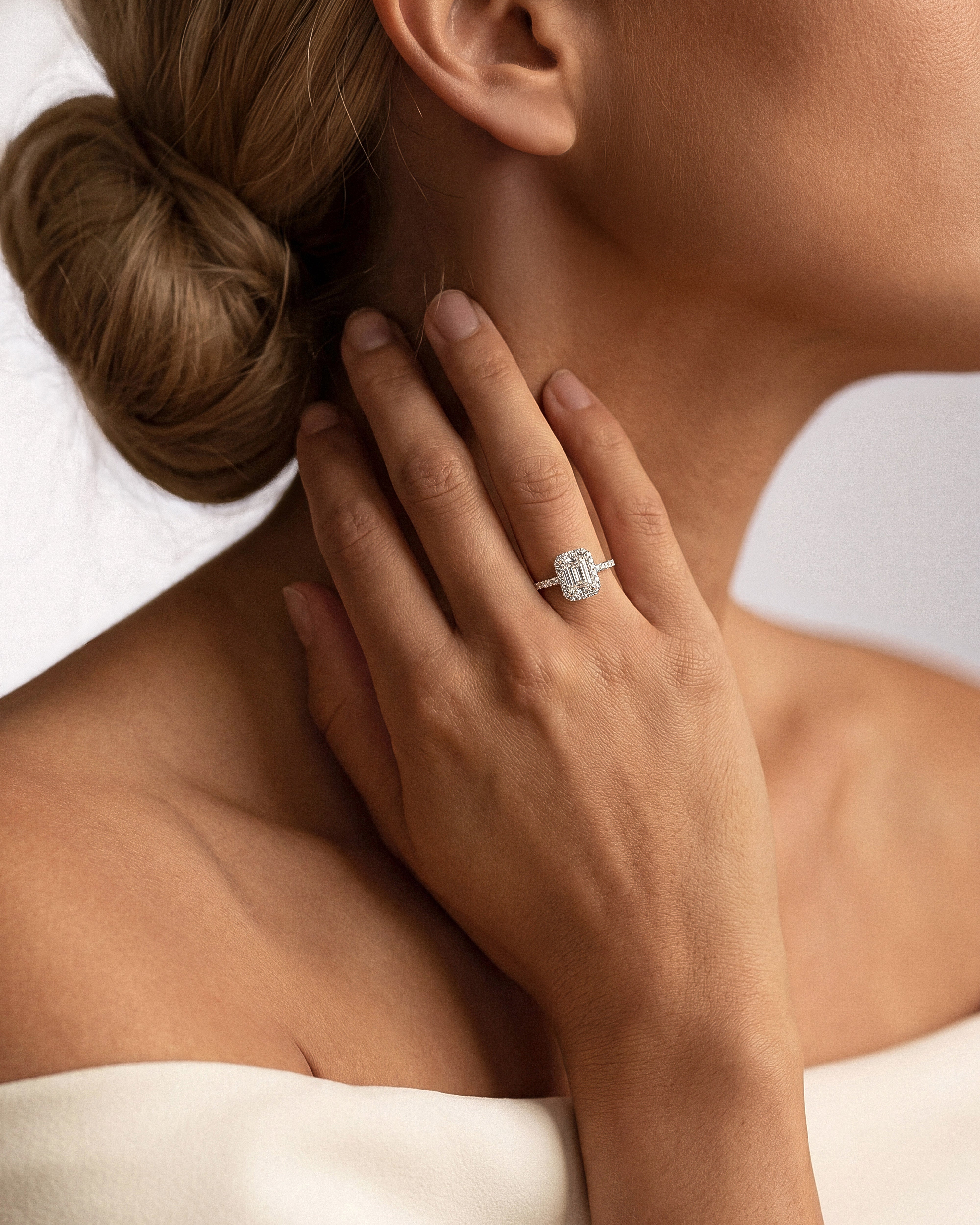 Moissanit Verlobungsring im Smaragdschliff Halo mit Pave-Seitensteinen (1,50 CT)