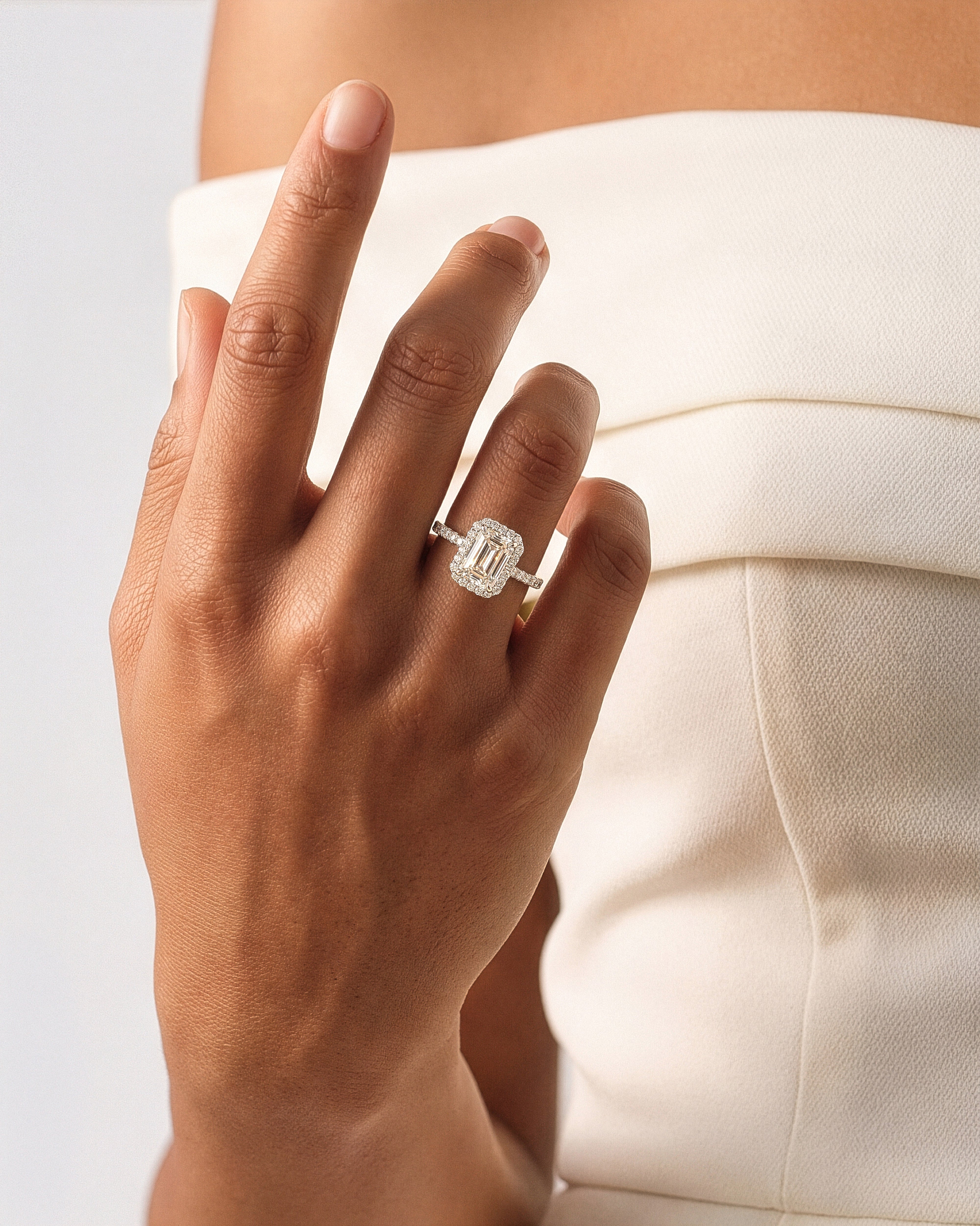 Moissanit Verlobungsring im Smaragdschliff Halo mit Seitensteinen (2,00 CT)