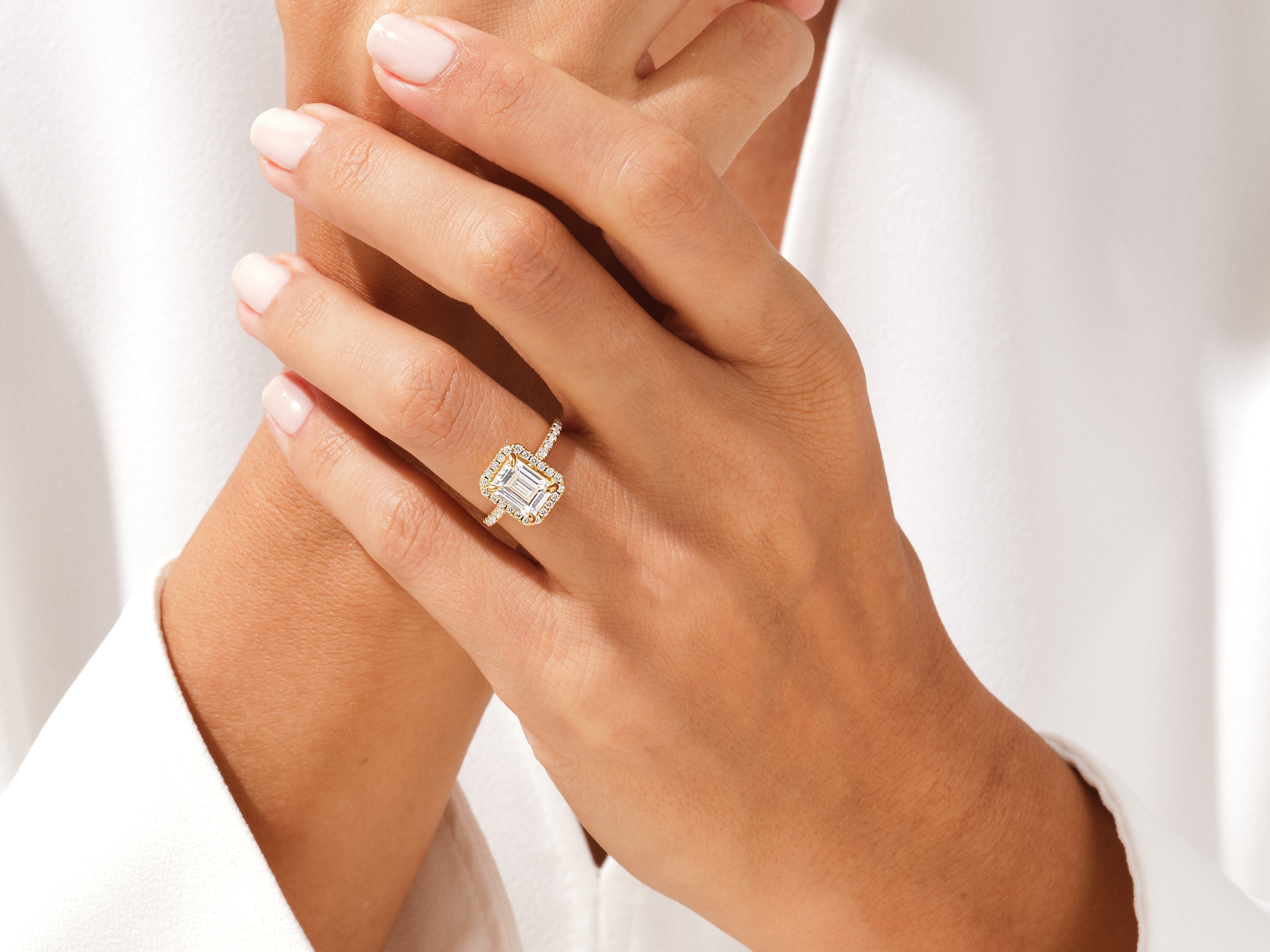 Moissanit Verlobungsring im Smaragdschliff Halo mit Seitensteinen (2.00 CT)