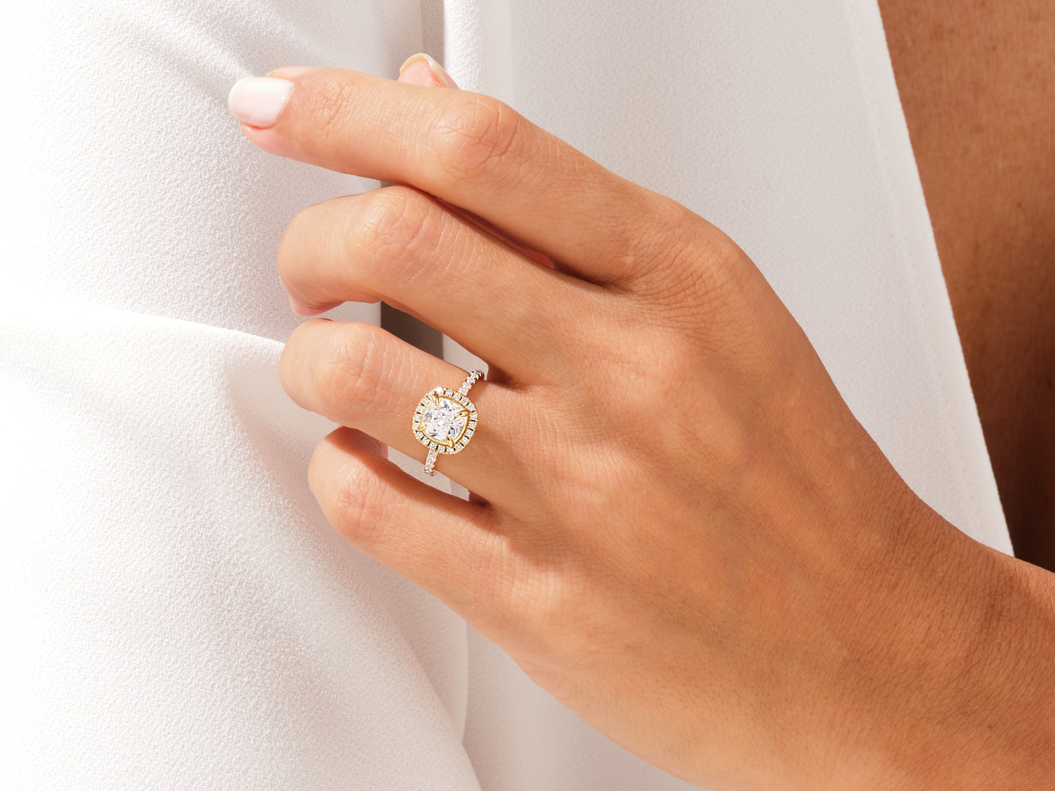 Moissanit Verlobungsring im Kissenschliff Halo mit Pave-Seitensteinen (1.50 CT)