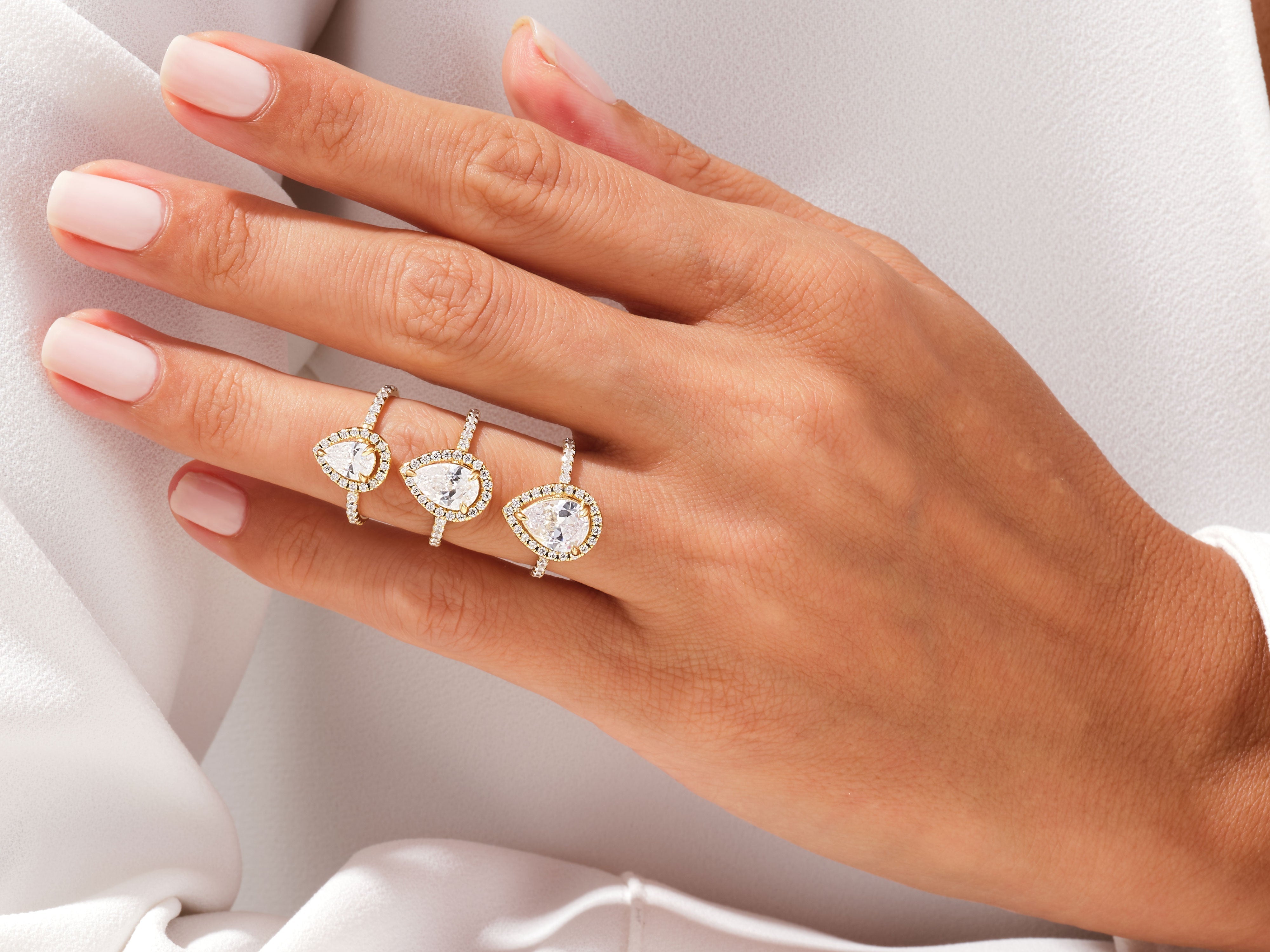 Moissanit Verlobungsring im Tropfenschliff Halo mit Pave-Seitensteinen (1.00 CT)