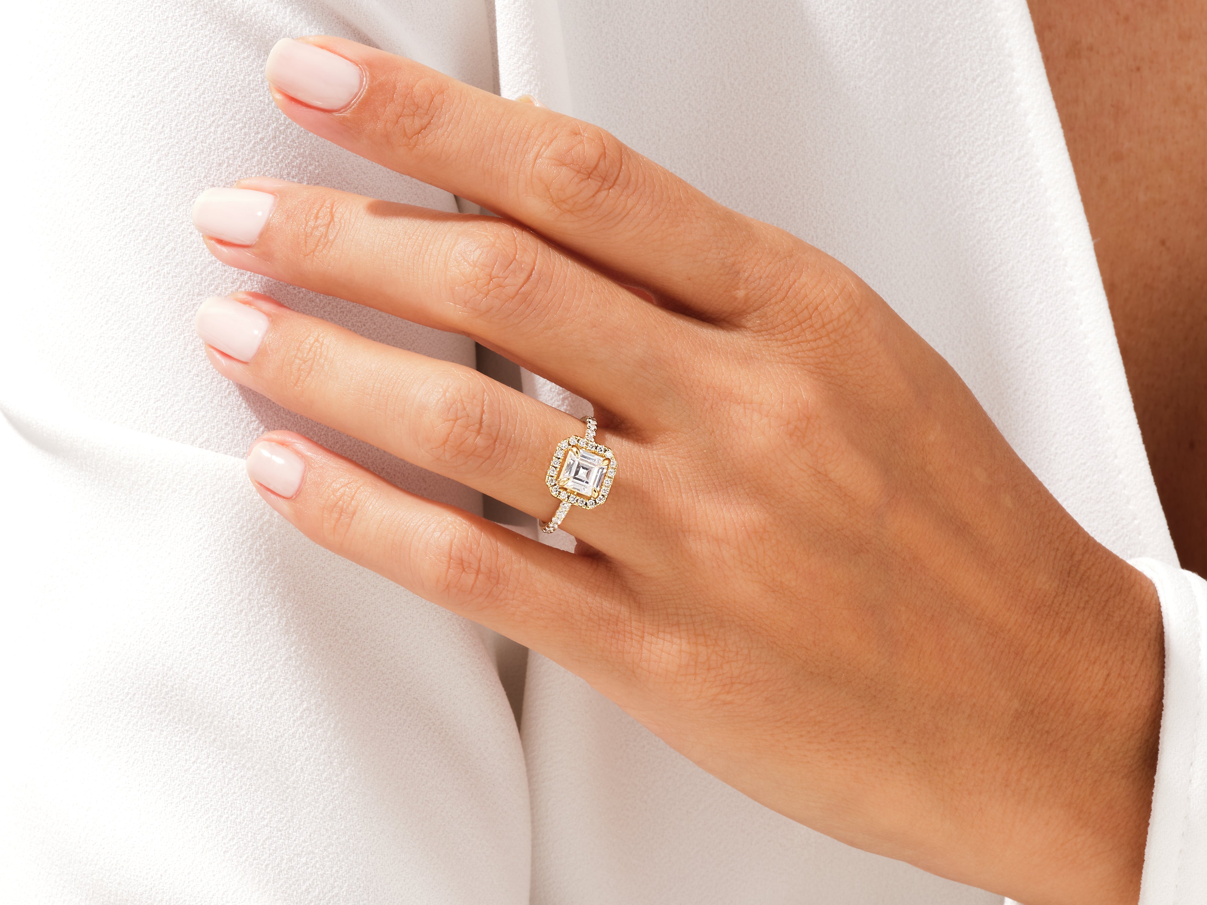 Moissanit Verlobungsring im Asscherschliff Halo mit Pave-Seitensteinen (1.50 CT)