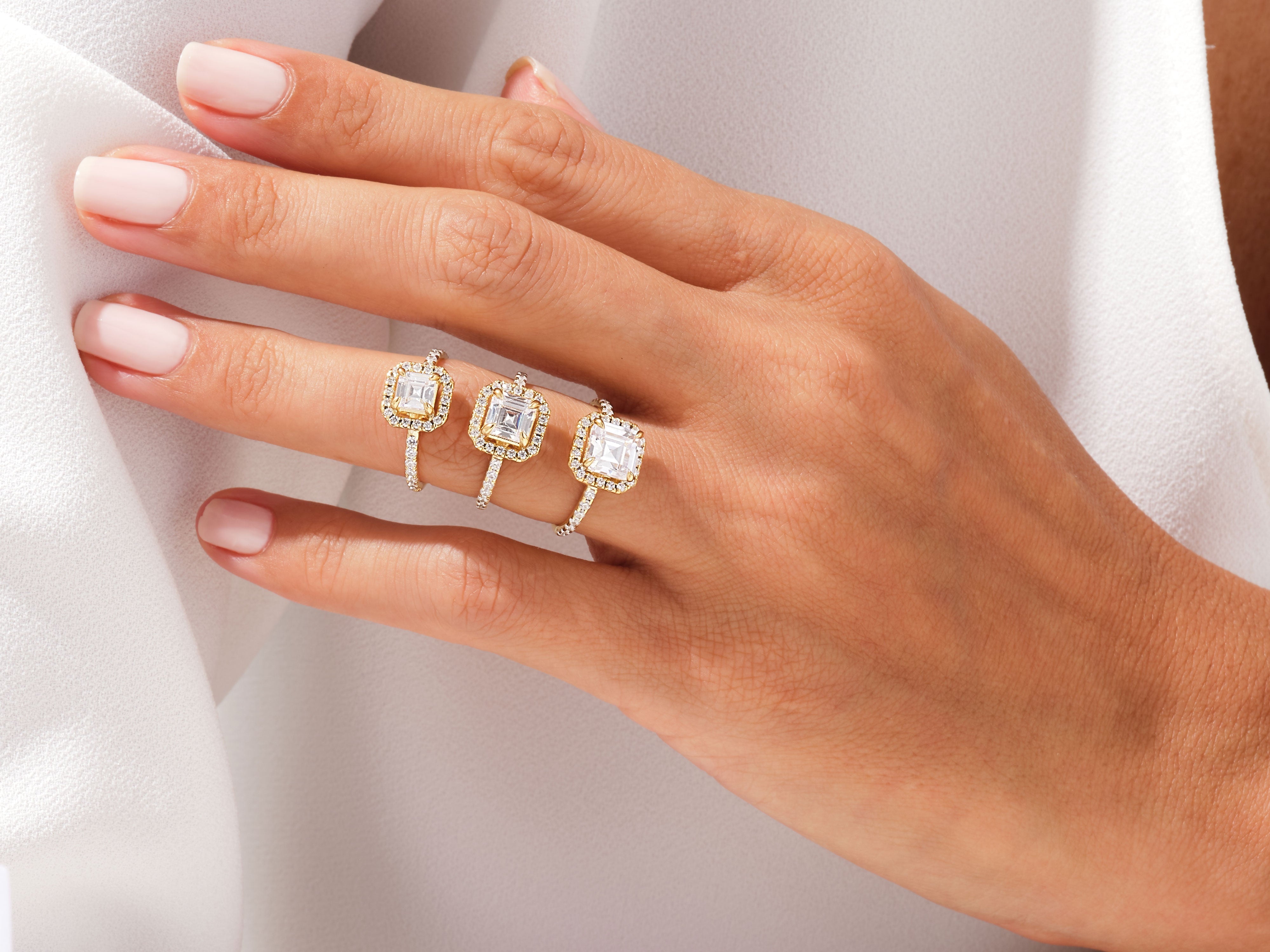 Moissanit Verlobungsring im Asscherschliff Halo mit Pave-Seitensteinen (1.00 CT)