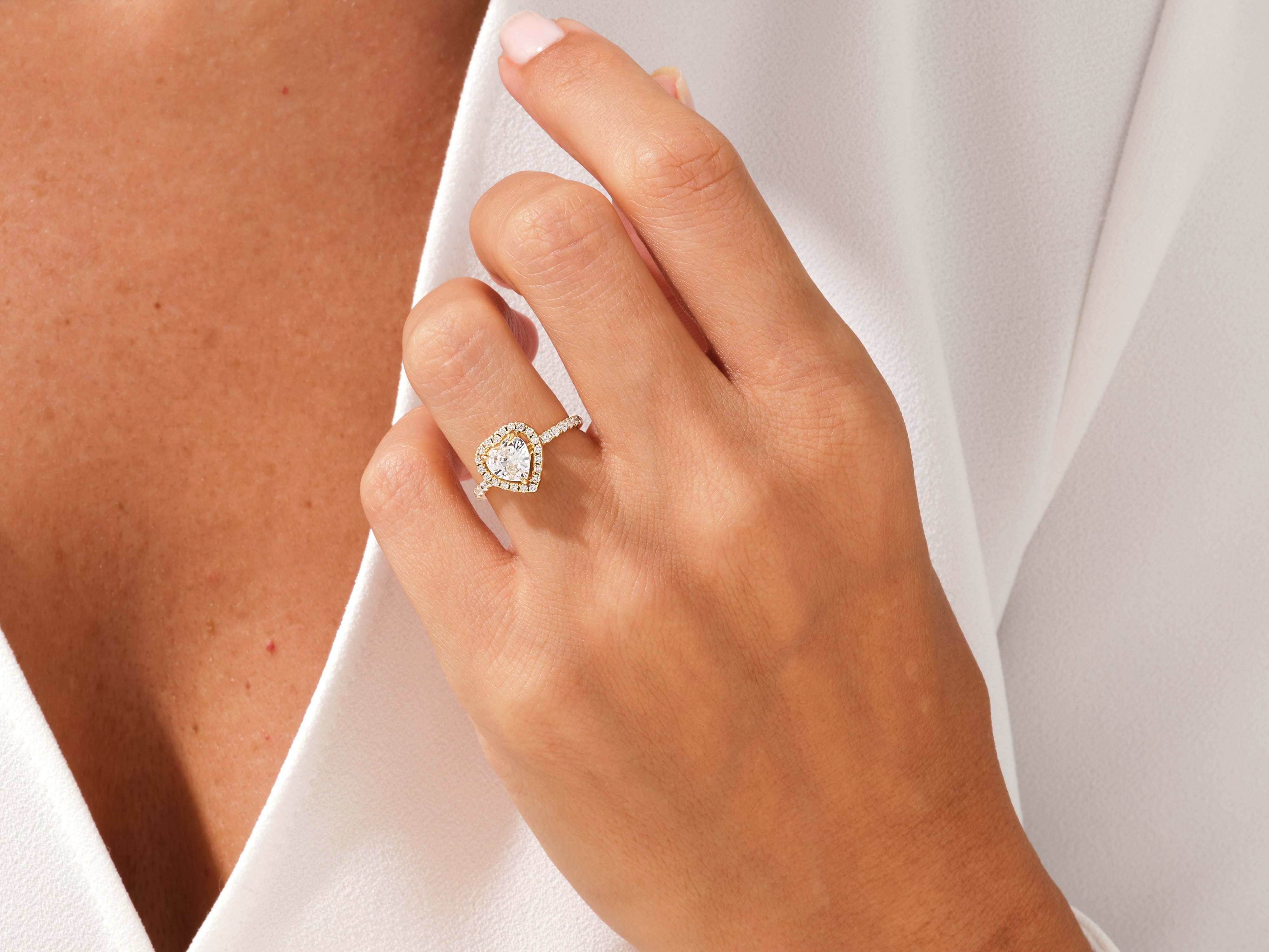 Moissanit Verlobungsring im Herzschliff Halo mit Pave-Seitensteinen (1.00 CT)