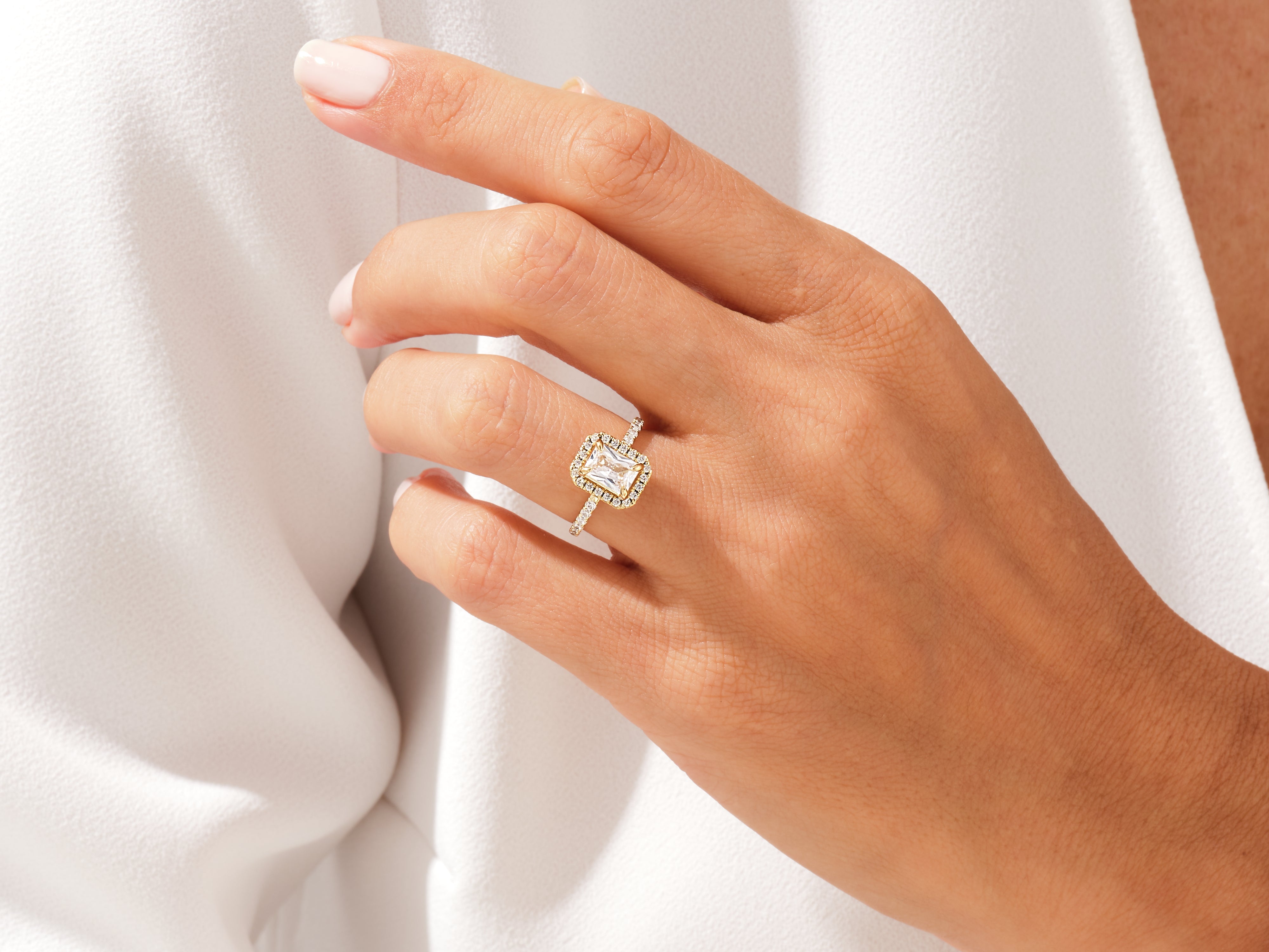 Labordiamant Verlobungsring im Radiantschliff Halo mit Pave-Seitensteinen (1.00 CT)