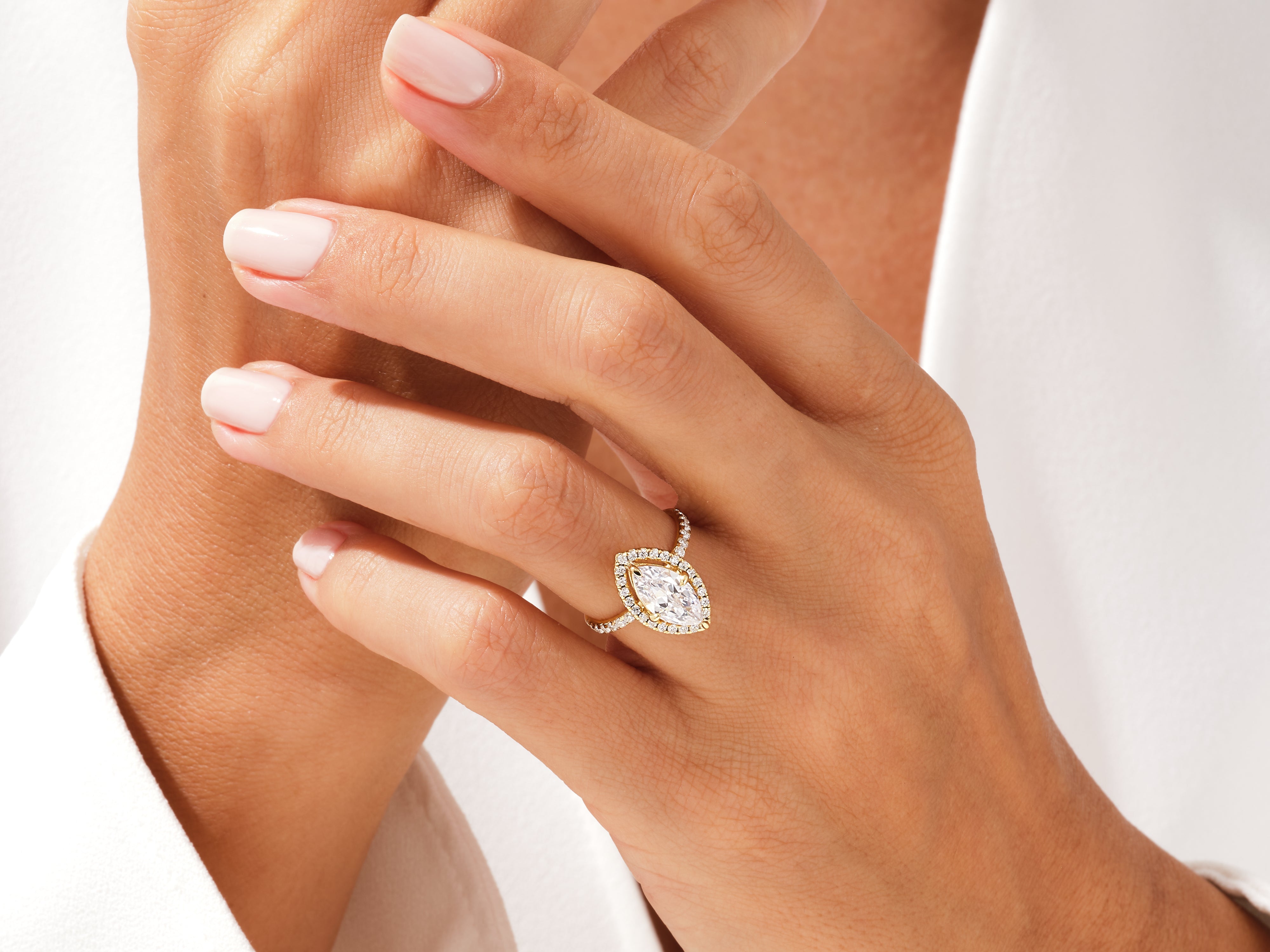 Moissanit Verlobungsring im Marquiseschliff Halo mit Pave-Seitensteinen (1.50 CT)