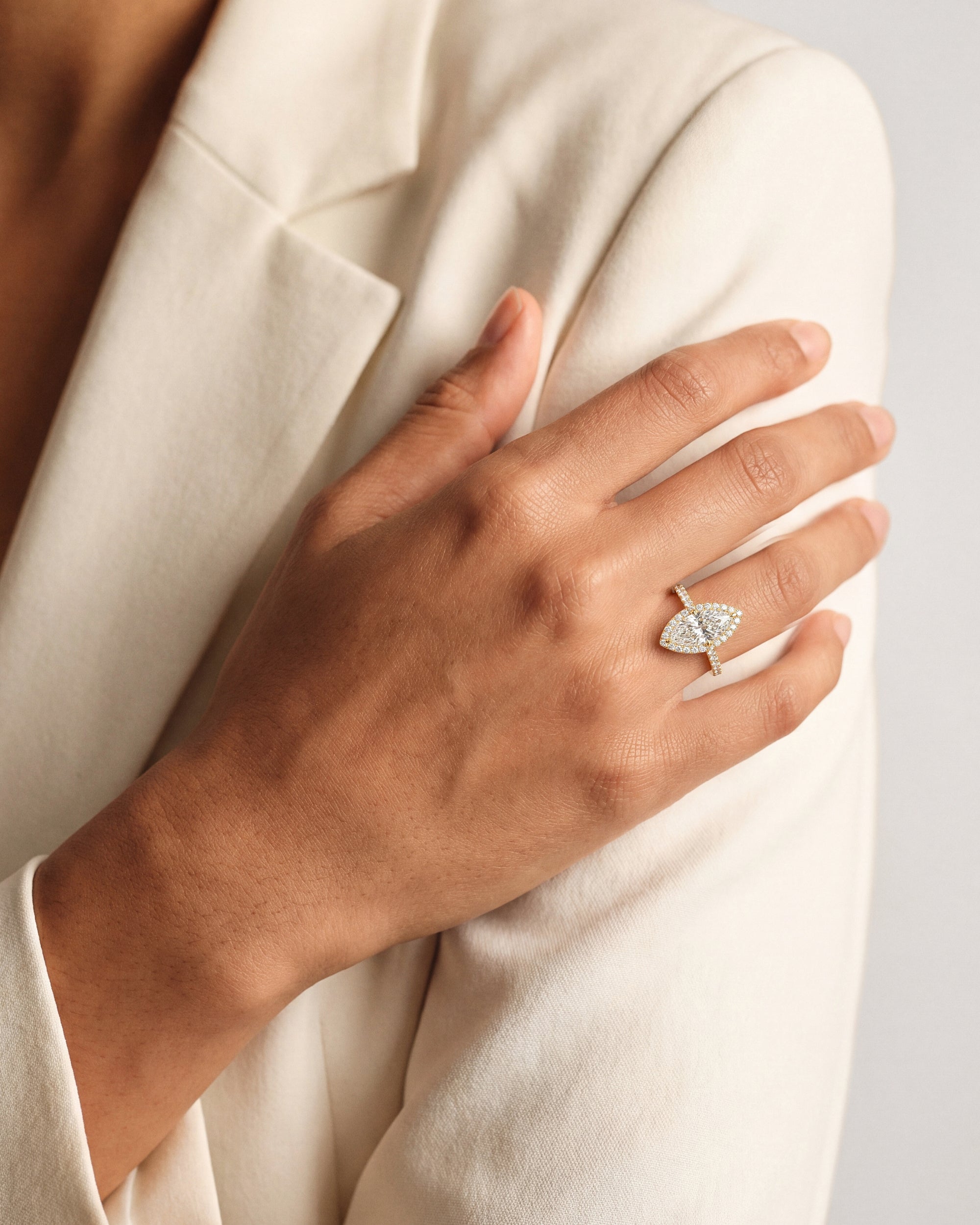 Moissanit Verlobungsring im Marquiseschliff Halo mit Pave-Seitensteinen (2,00 CT)