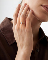 Twist Moissanit Verlobungsring im Ovalschliff mit Seitensteinen (1,00 CT)