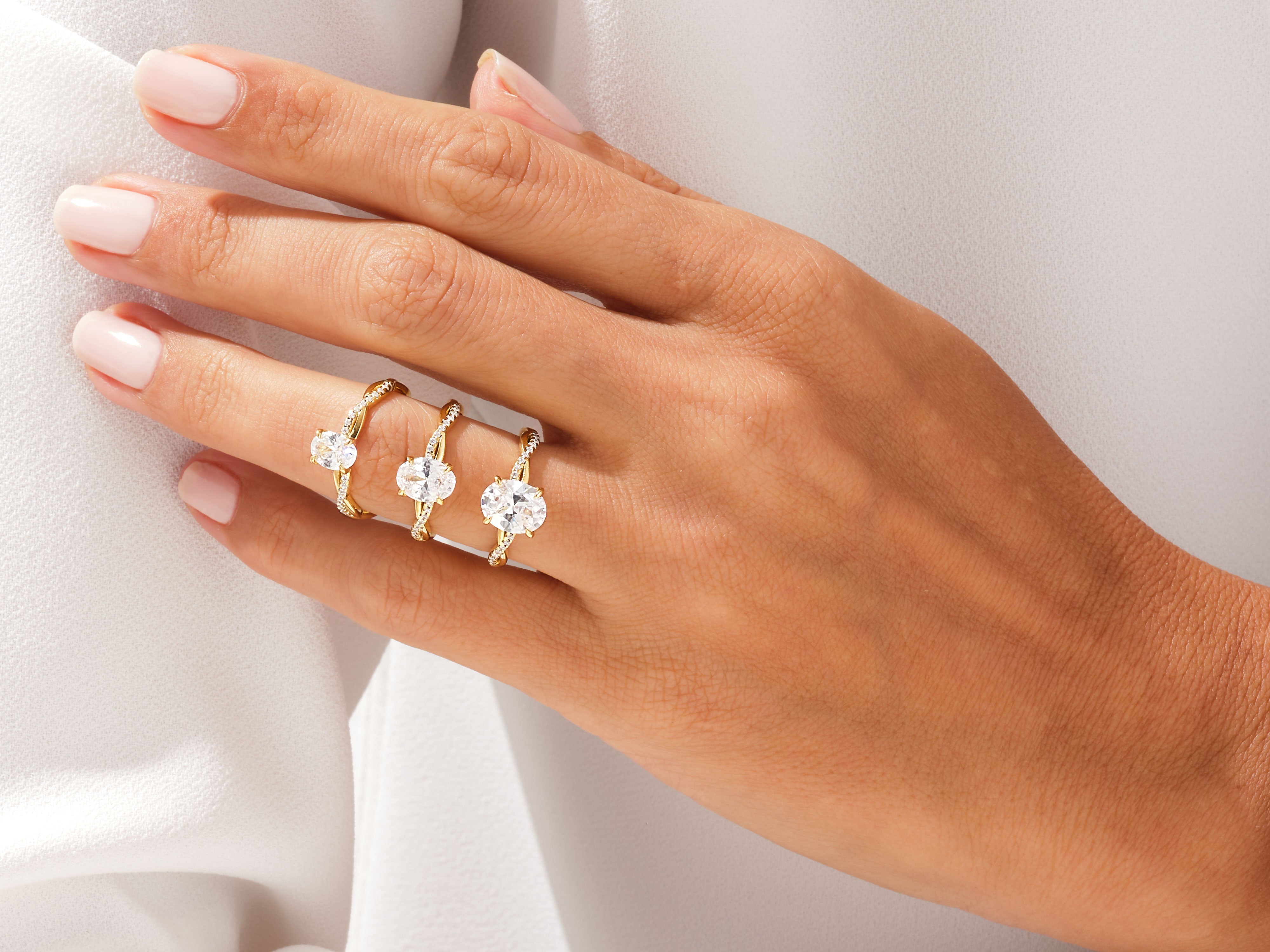 Twist Moissanit Verlobungsring im Ovalschliff mit Seitensteinen (2.00 CT)