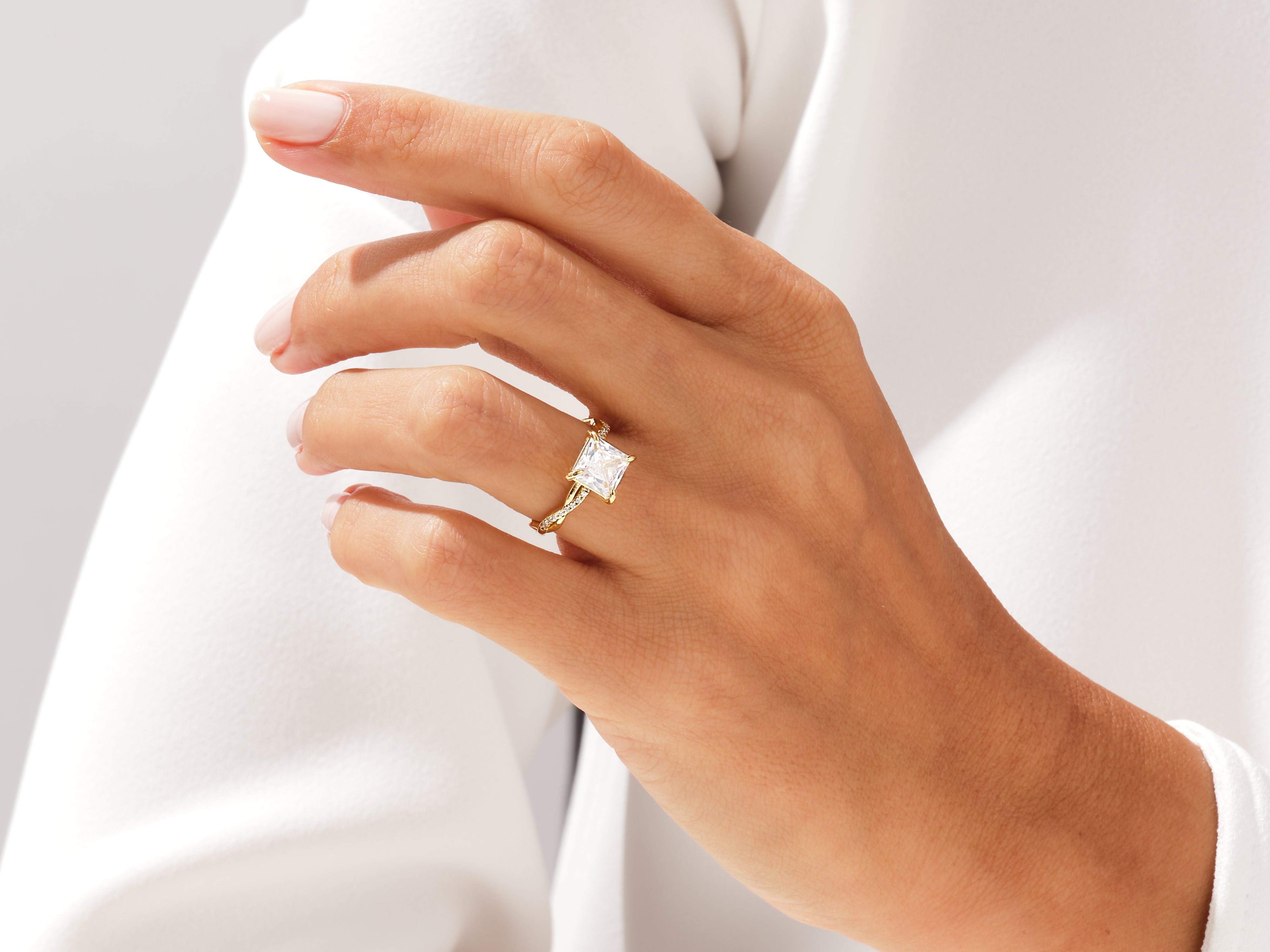 Twist Moissanit Verlobungsring im Prinzessschliff mit Seitensteinen (2.00 CT)