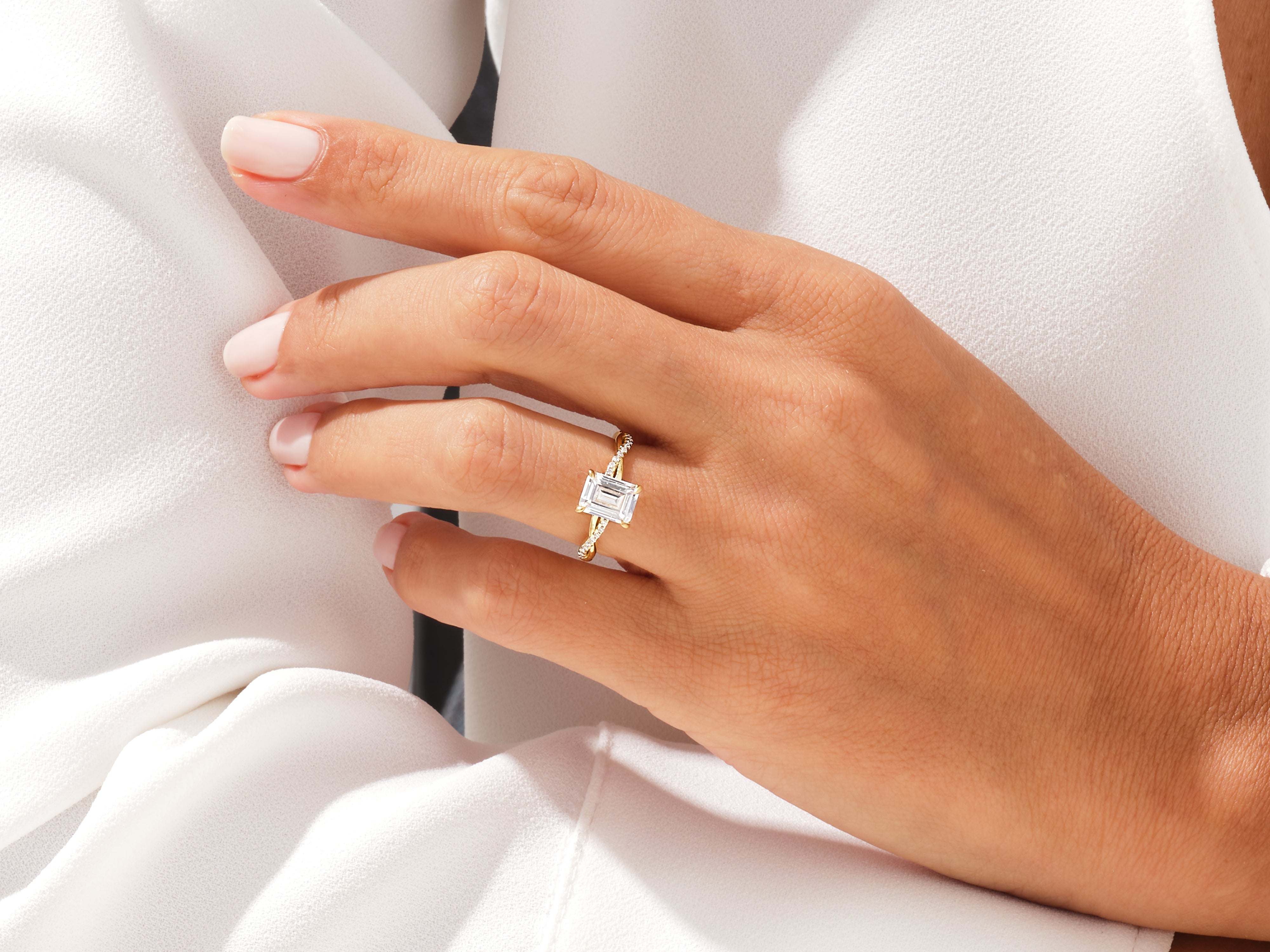 Twist Moissanit Verlobungsring im Smaragdschliff mit Seitensteinen (1.50 CT)