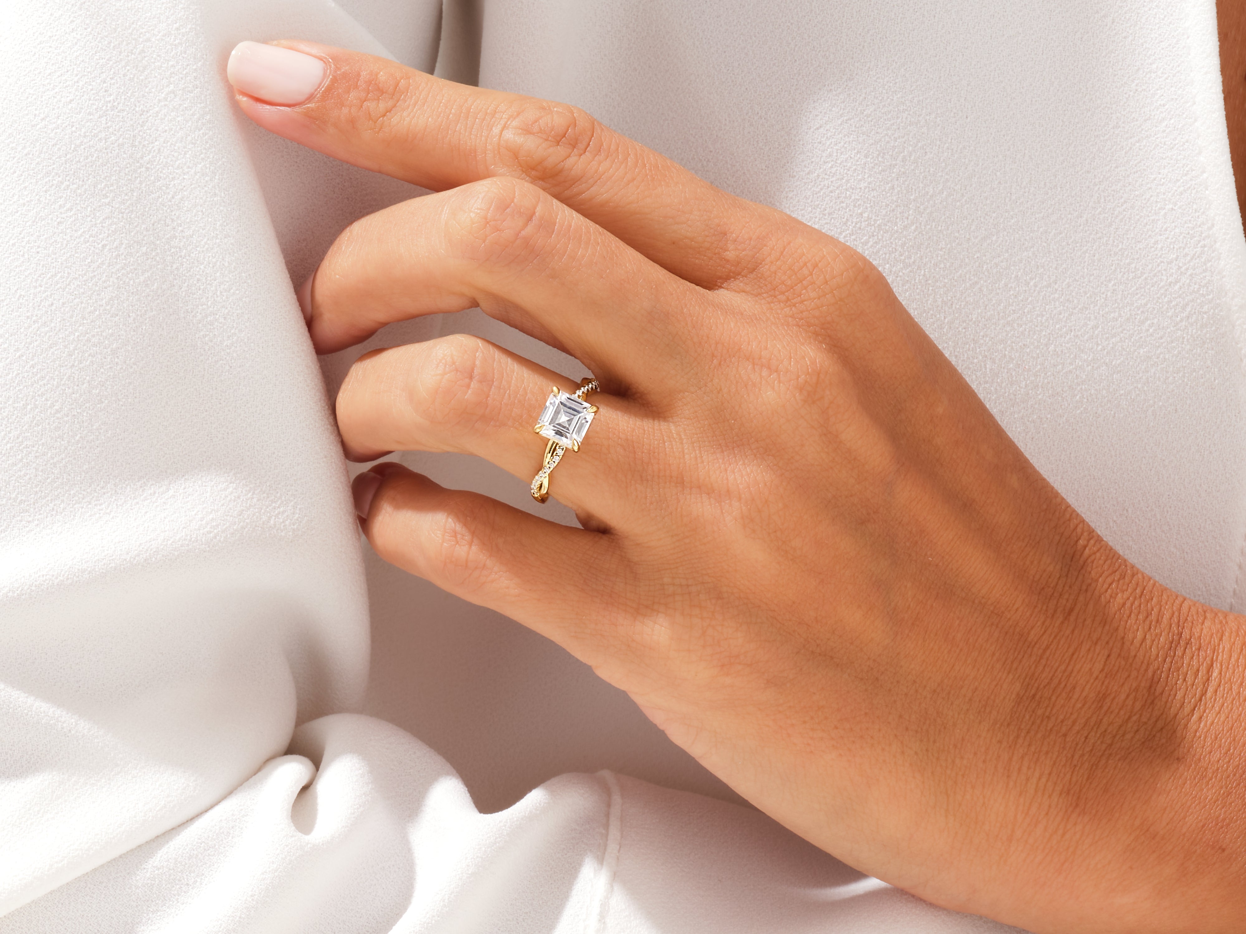 Twist Moissanit Verlobungsring im Asscherschliff mit Seitensteinen (1.00 CT)