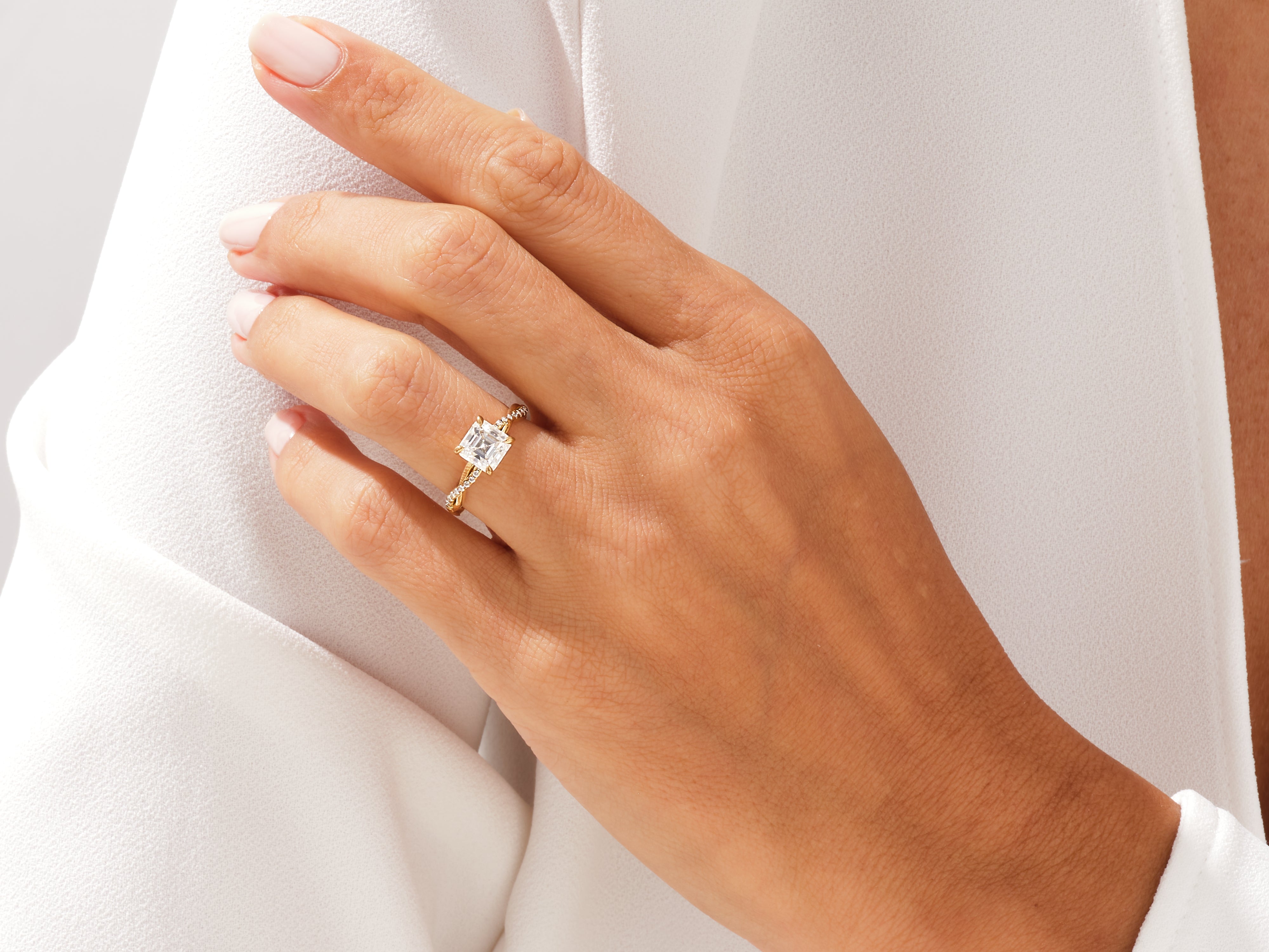 Twist Moissanit Verlobungsring im Asscherschliff mit Seitensteinen (1.50 CT)