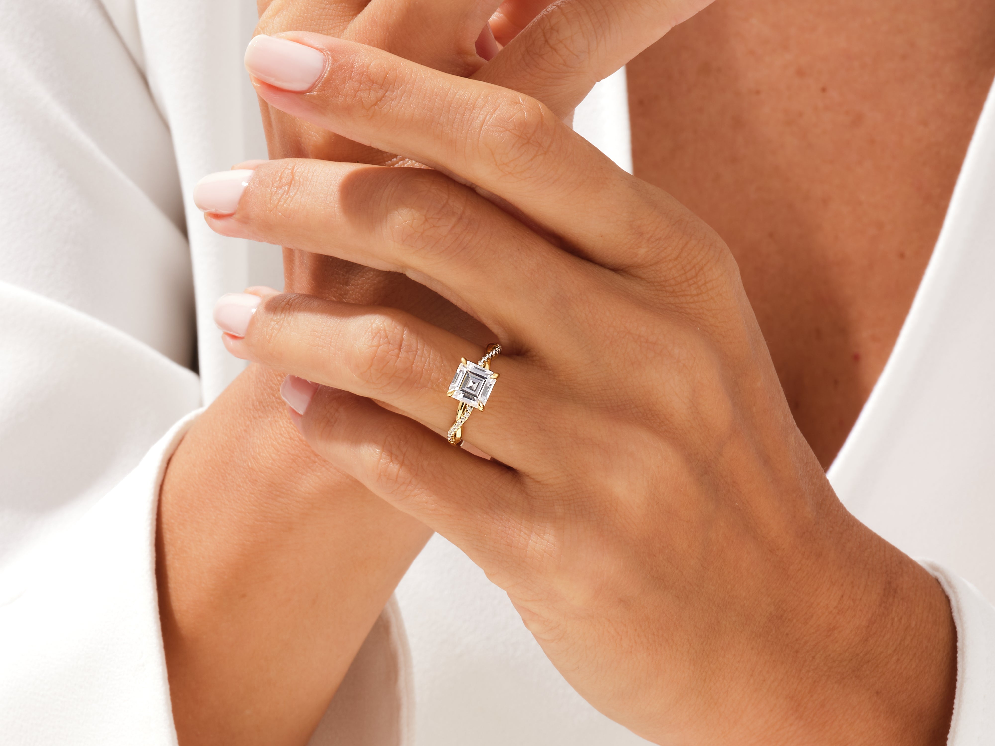 Twist Moissanit Verlobungsring im Asscherschliff mit Seitensteinen (2.00 CT)