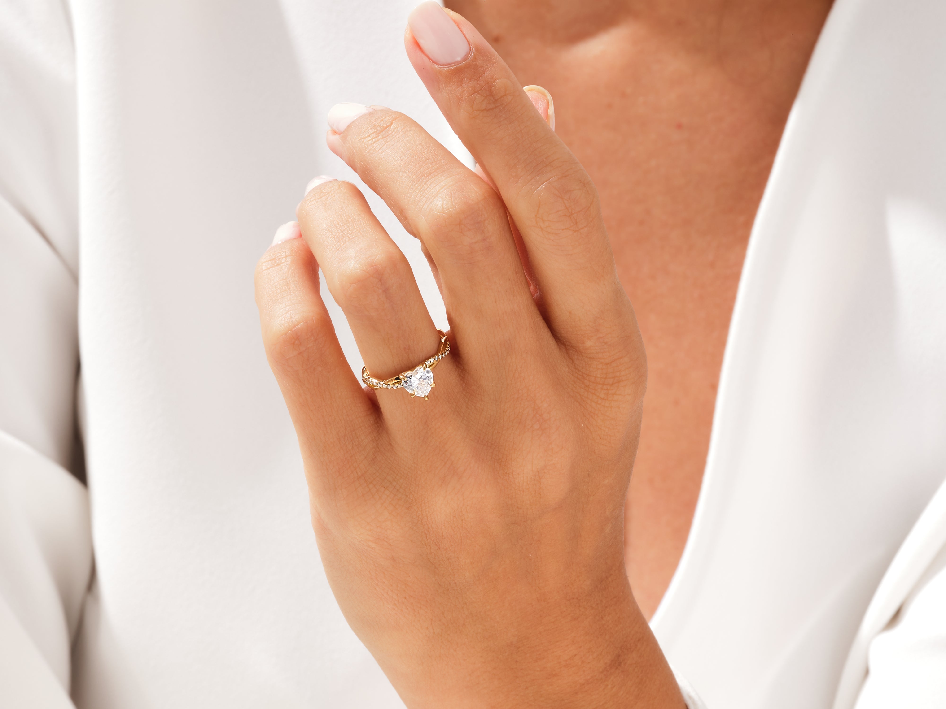 Twist Moissanit Verlobungsring im Herzschliff mit Seitensteinen (1.00 CT)