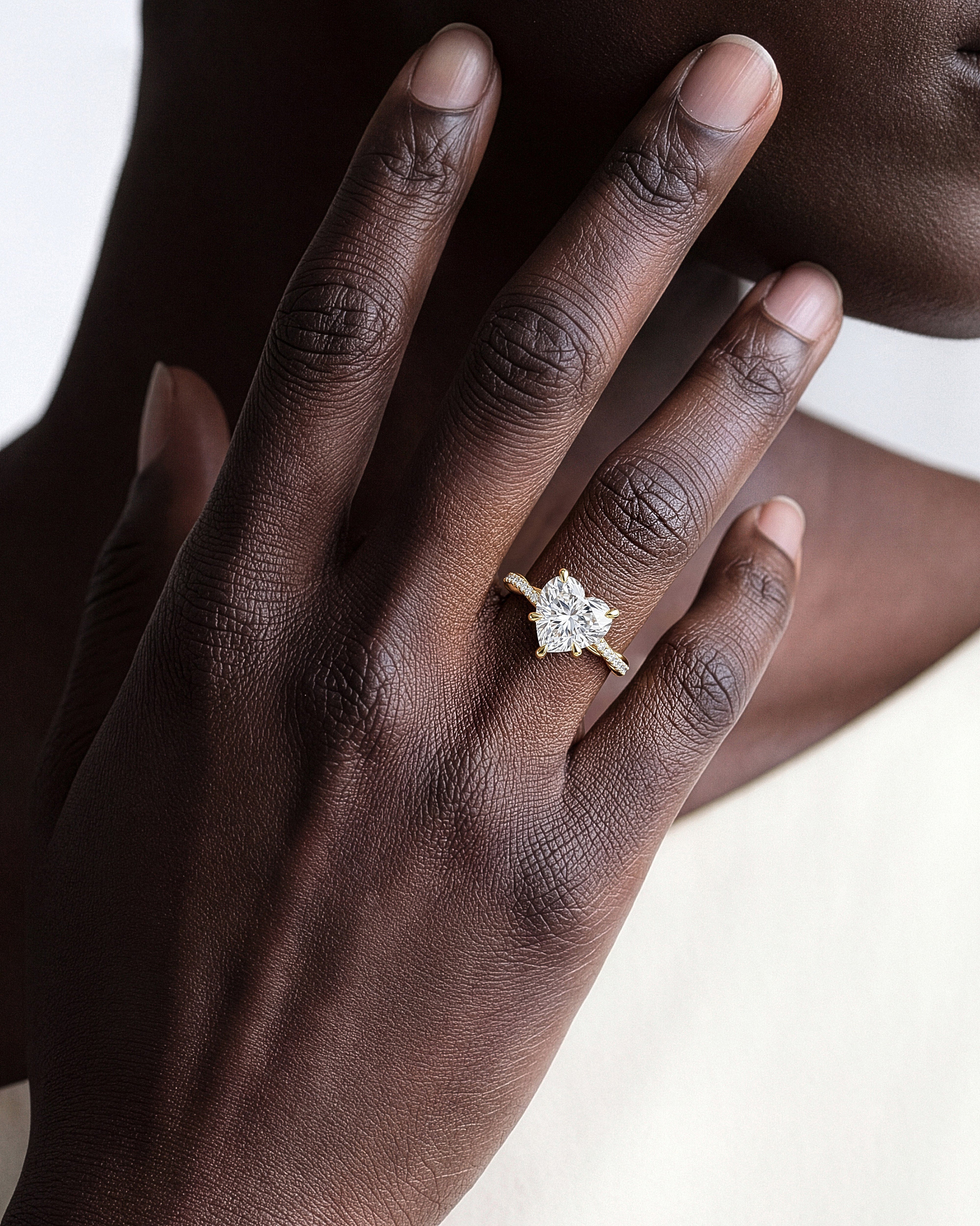 Twist Labordiamant Verlobungsring im Herzschliff mit Seitensteinen (3,00 CT TW)
