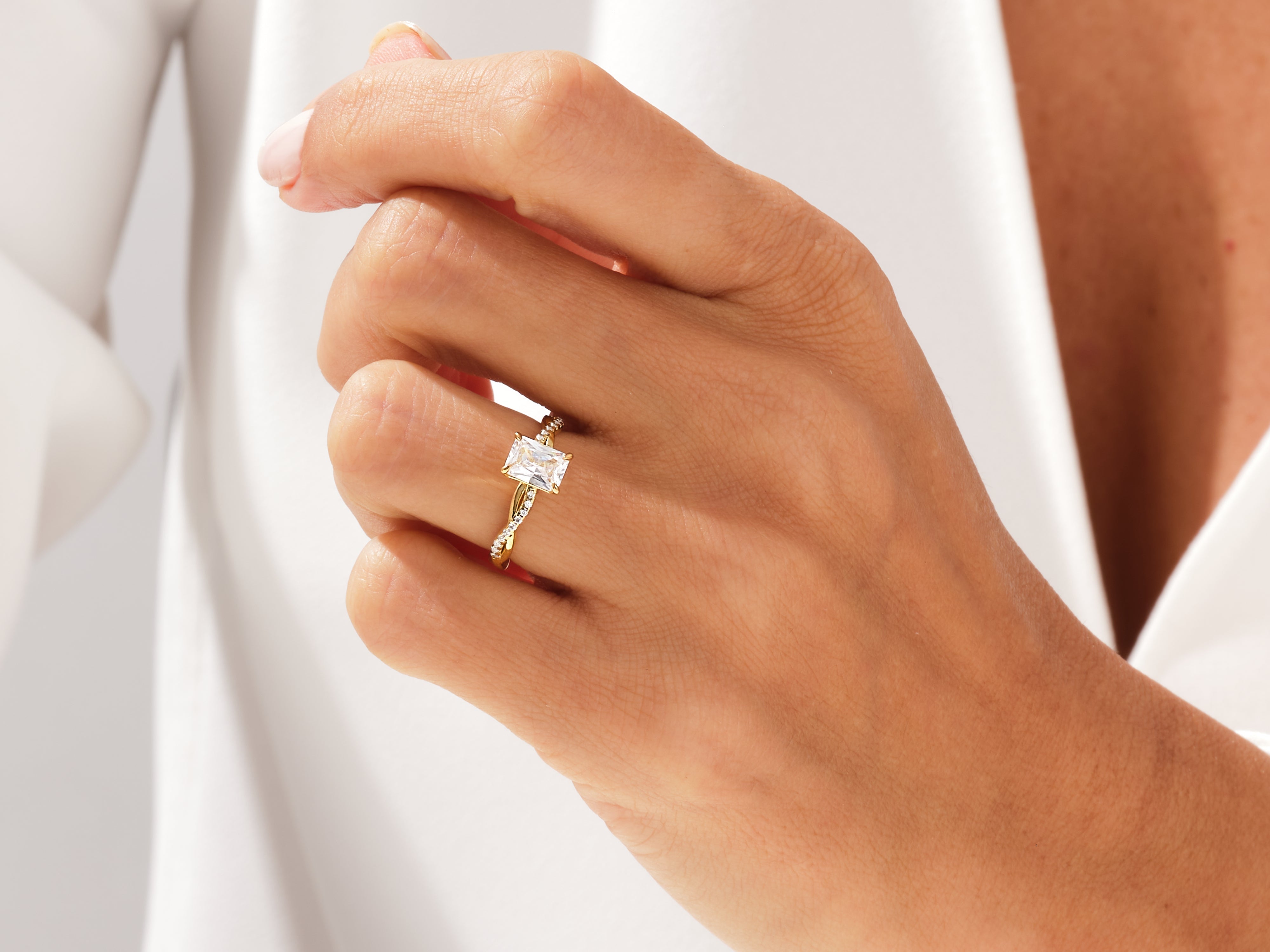 Twist Moissanit Verlobungsring im Radiantschliff mit Seitensteinen (1.00 CT)