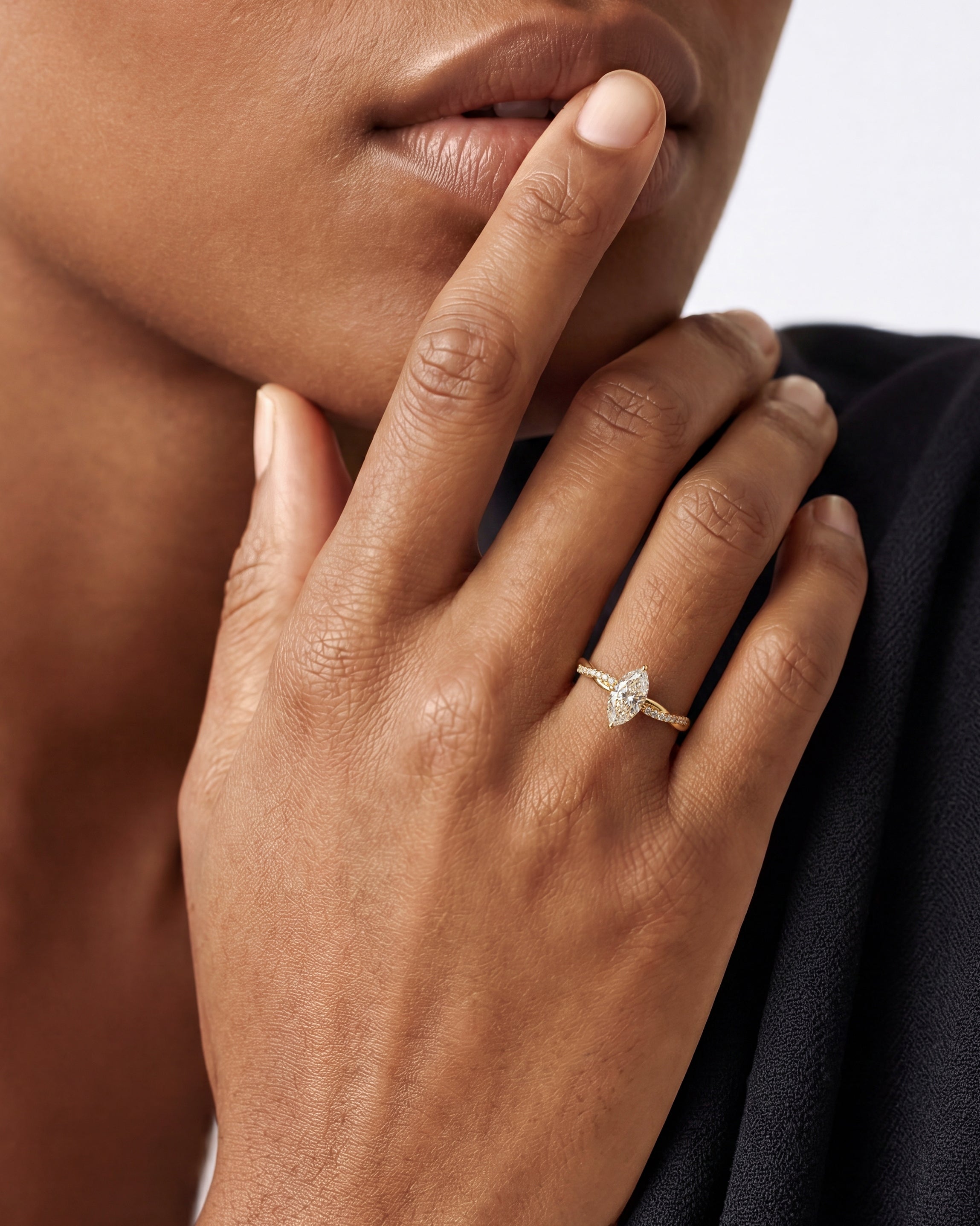 Twist Moissanit Verlobungsring im Marquiseschliff mit Seitensteinen  (1,00 CT)