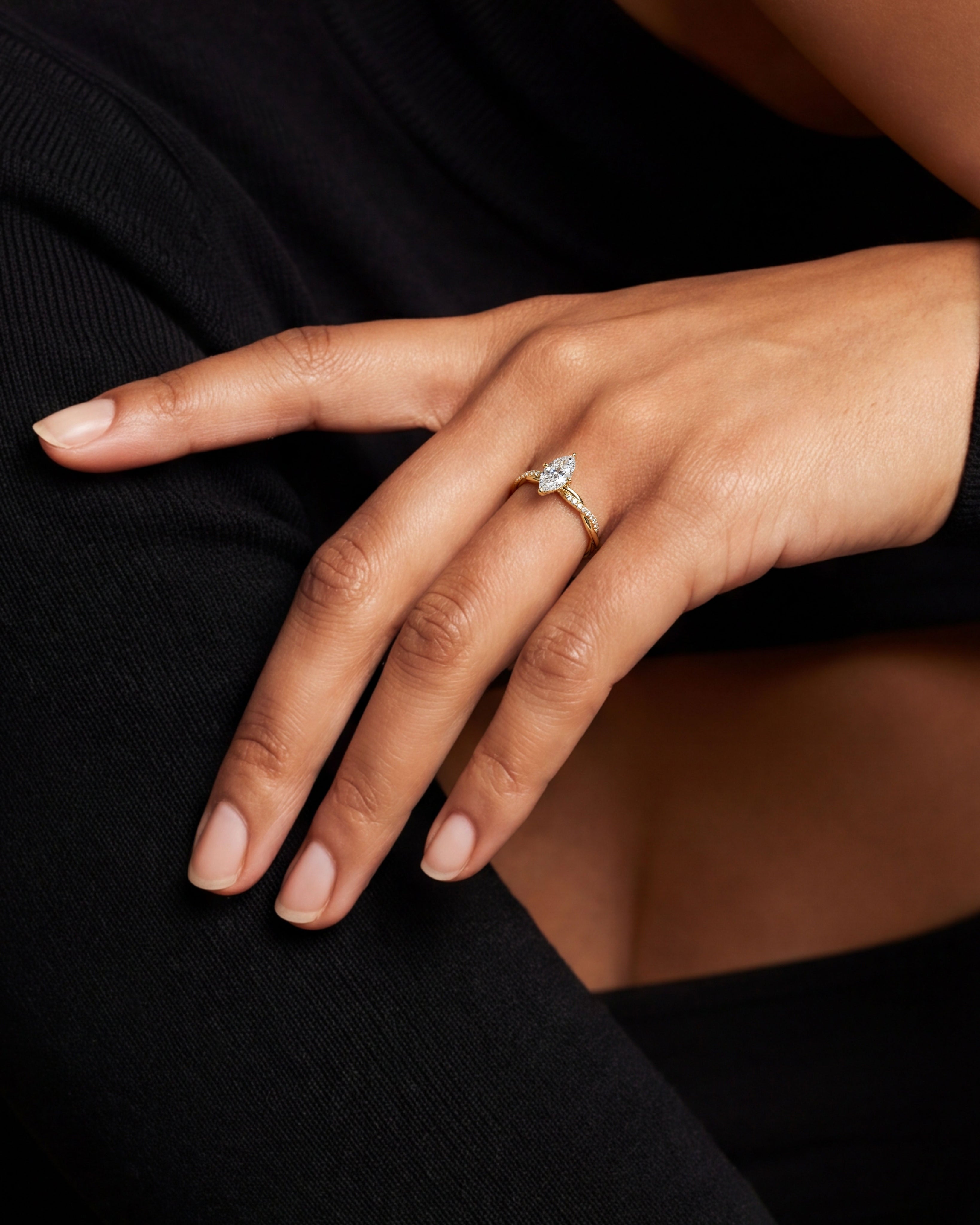 Twist Moissanit Verlobungsring im Marquiseschliff mit Seitensteinen  (1,00 CT)
