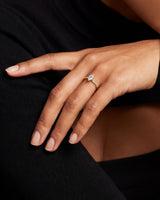 Twist Moissanit Verlobungsring im Marquiseschliff mit Seitensteinen  (1,00 CT)