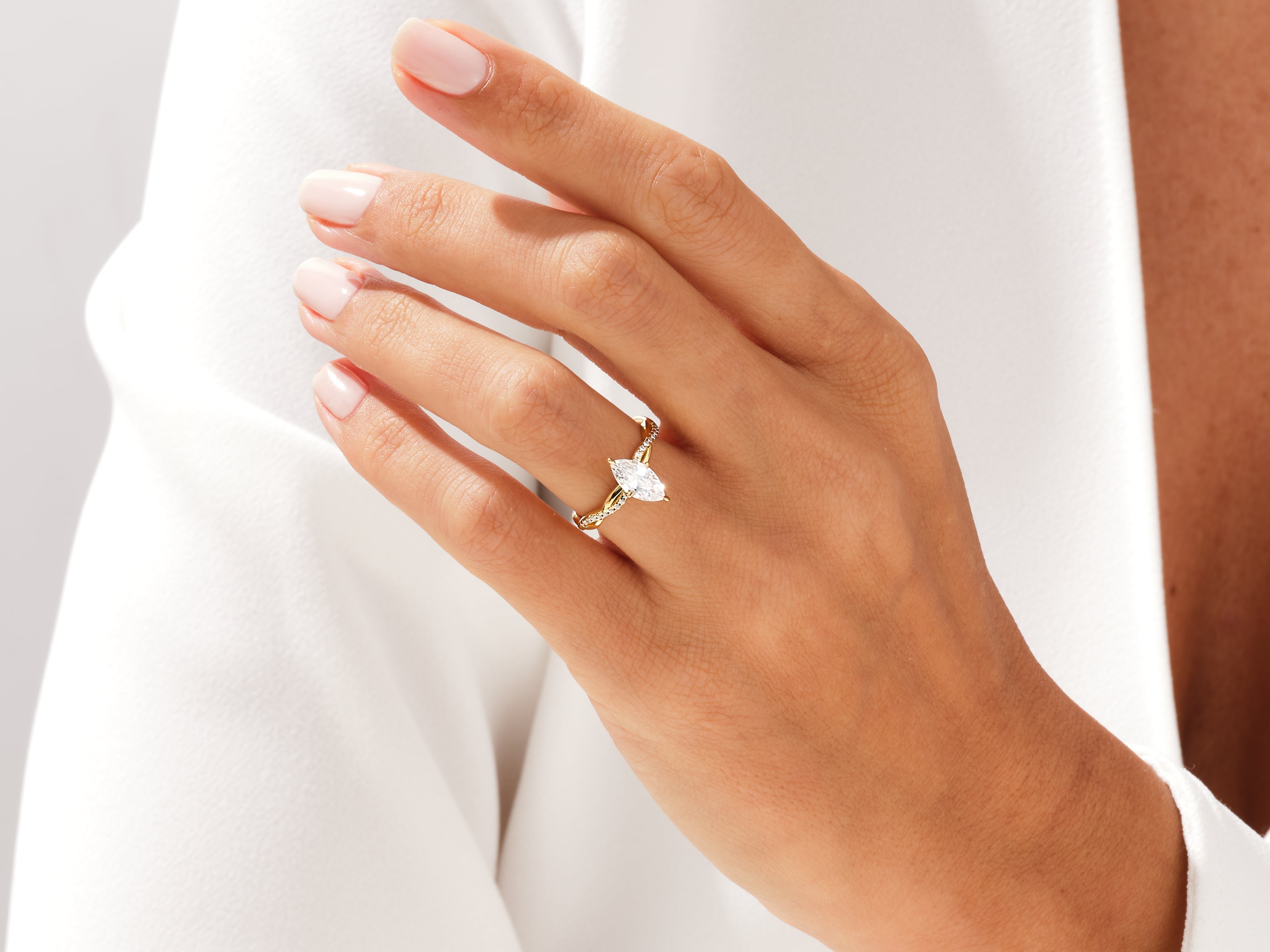 Twist Moissanit Verlobungsring im Marquiseschliff mit Seitensteinen  (1.00 CT)